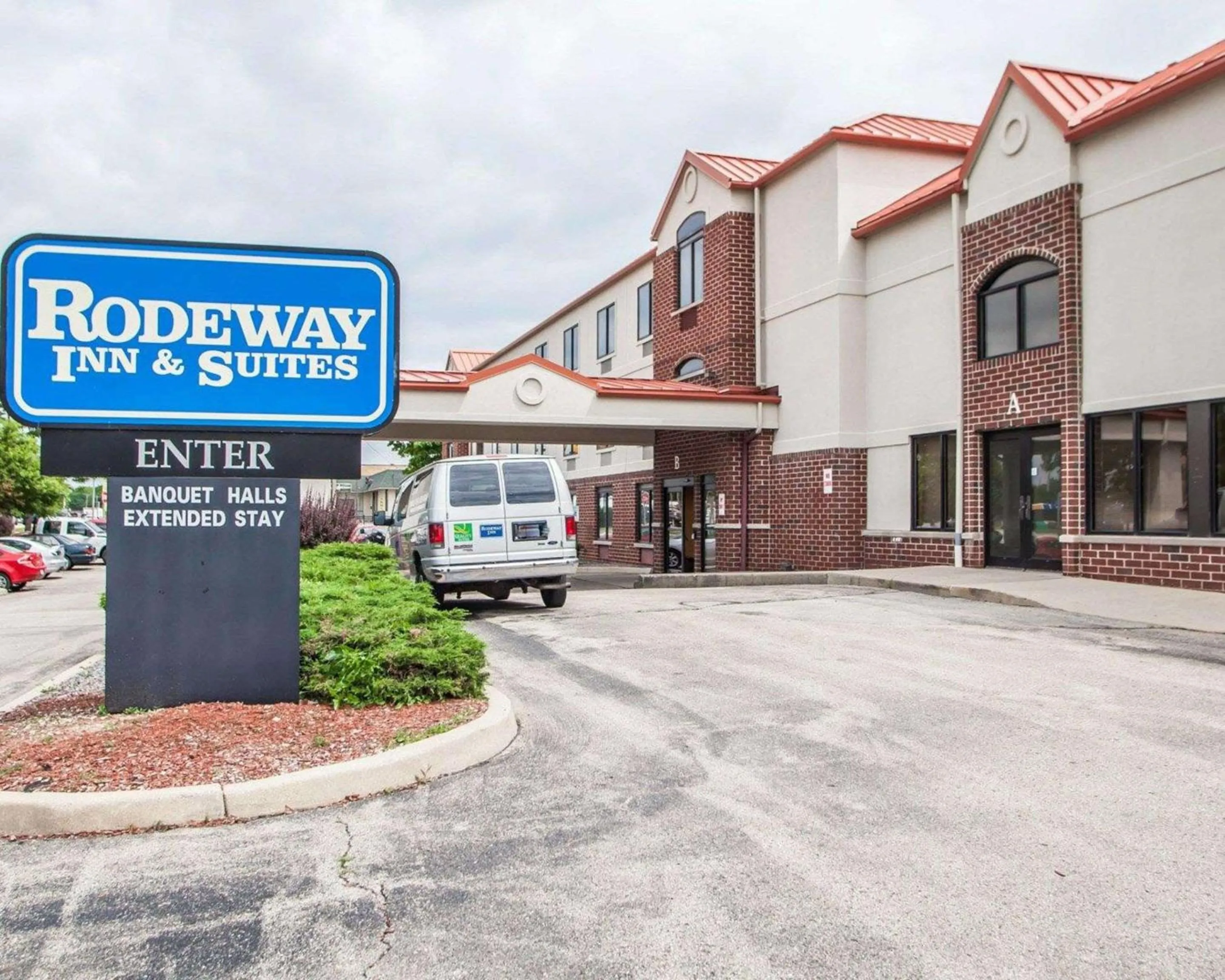 Property building in Rodeway Inn & Suites Milwaukee Airport
