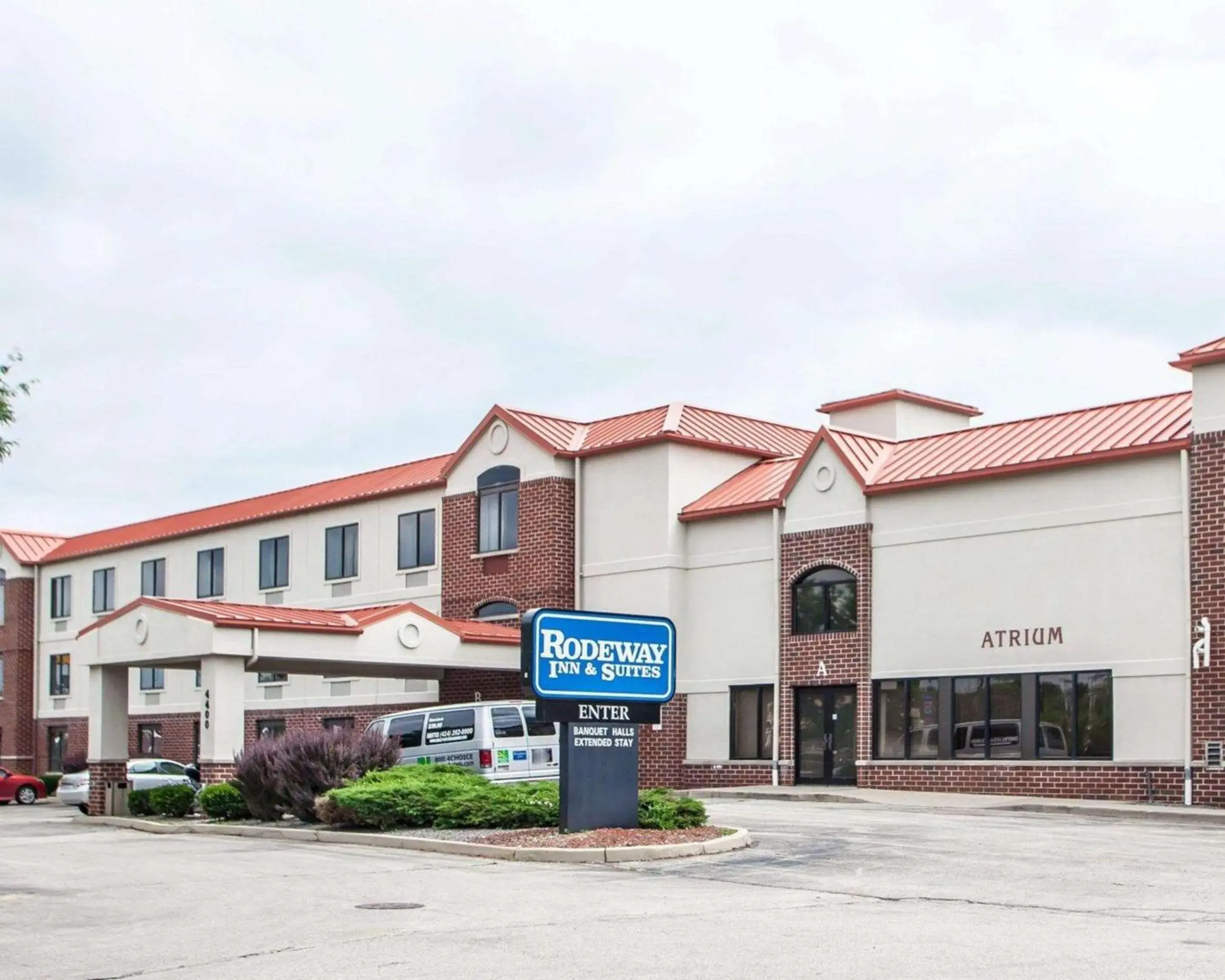 Property building in Rodeway Inn & Suites Milwaukee Airport Property building in Rodeway Inn & Suites Milwaukee Airport