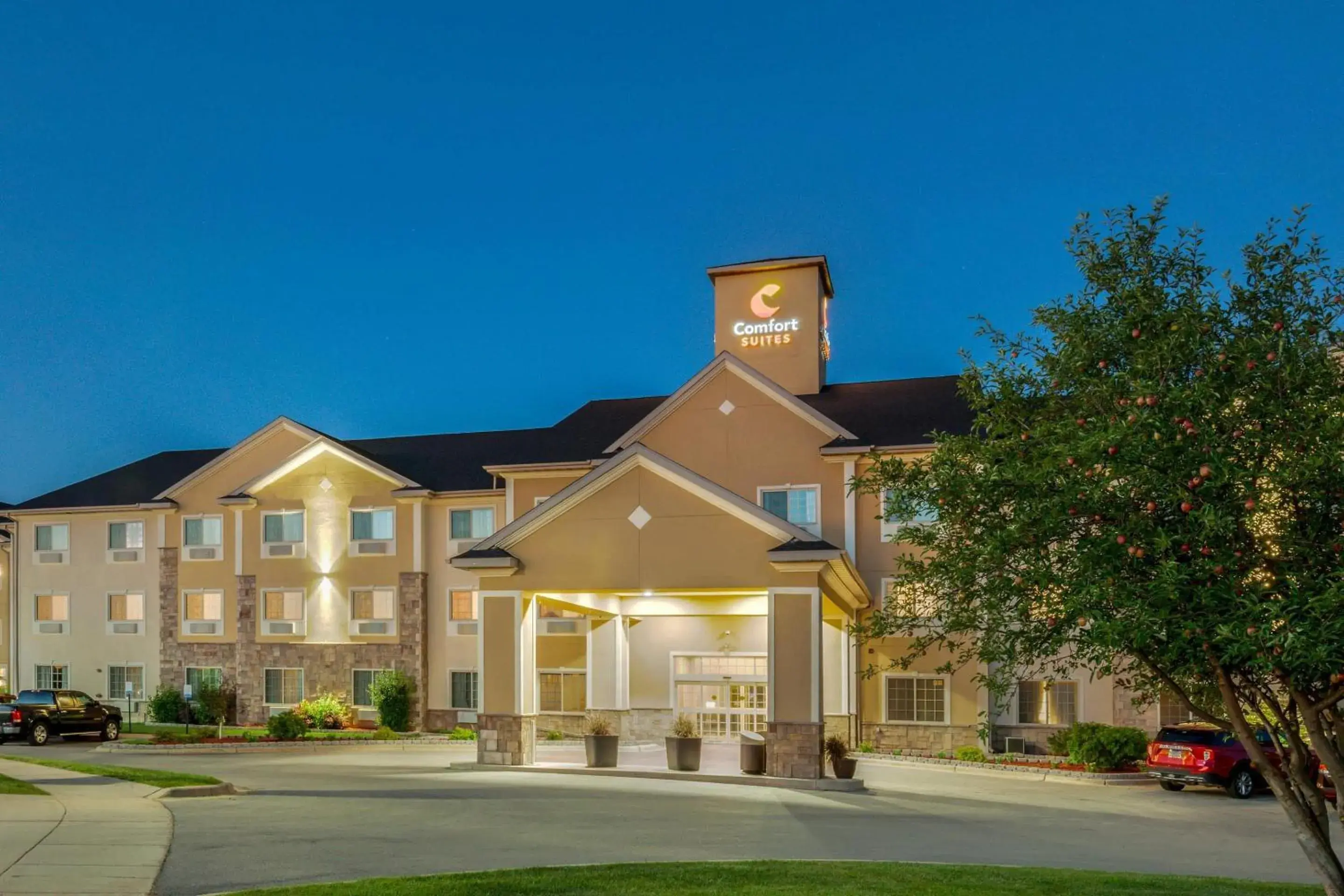 Property building in Comfort Suites Johnson Creek Conference Center Property building in Comfort Suites Johnson Creek Conference Center
