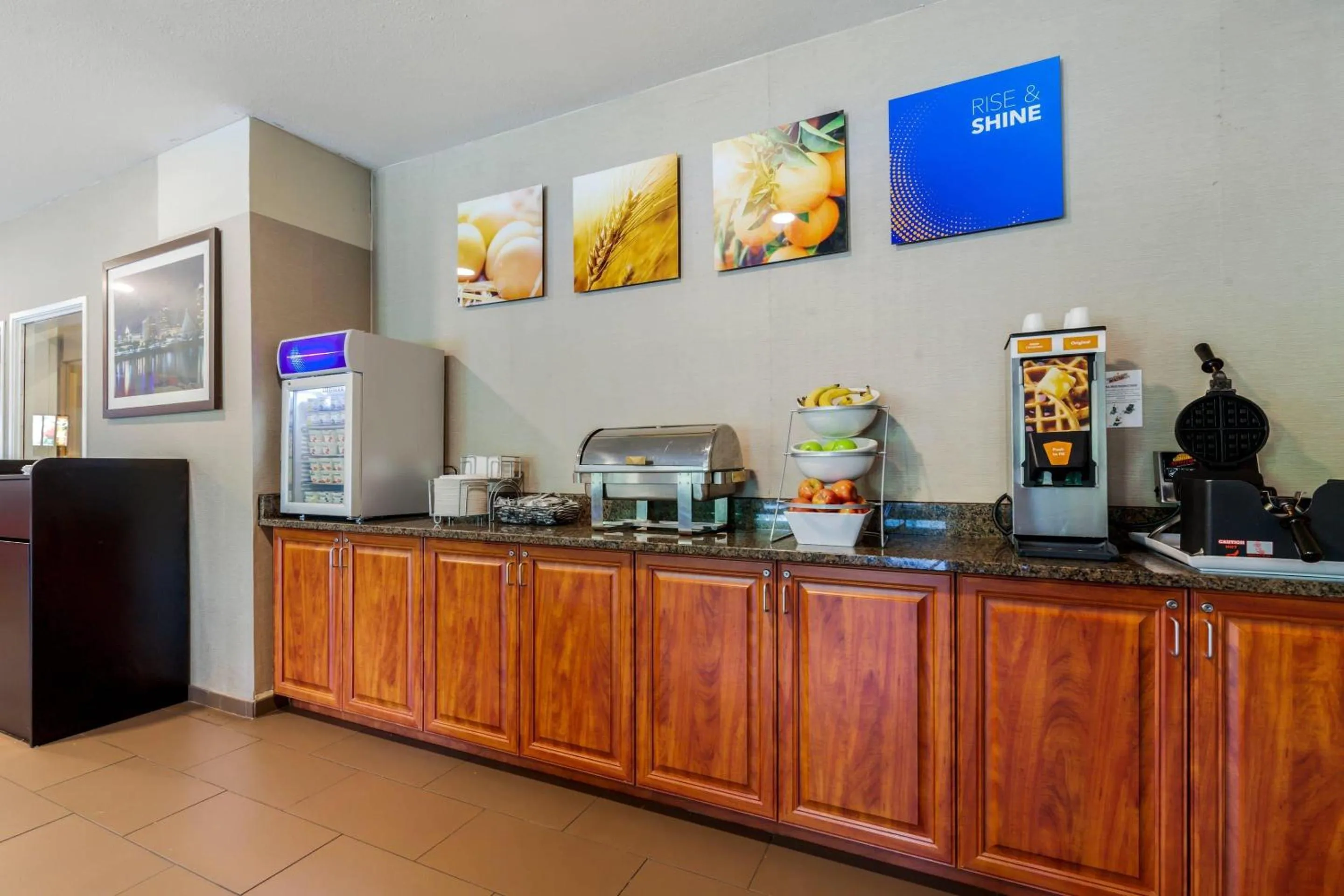 Breakfast in Comfort Suites Johnson Creek Conference Center