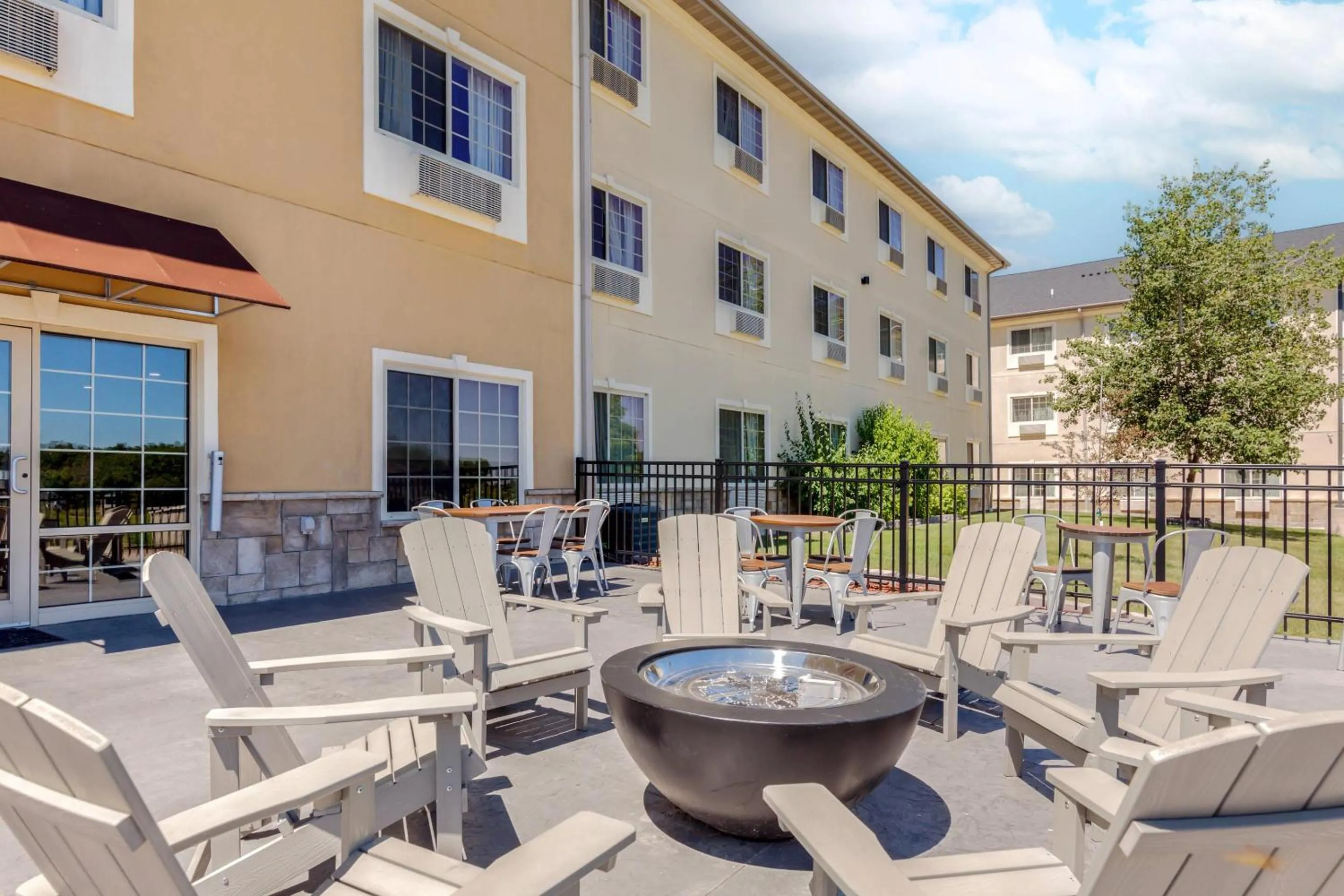 Swimming pool in Comfort Suites Johnson Creek Conference Center