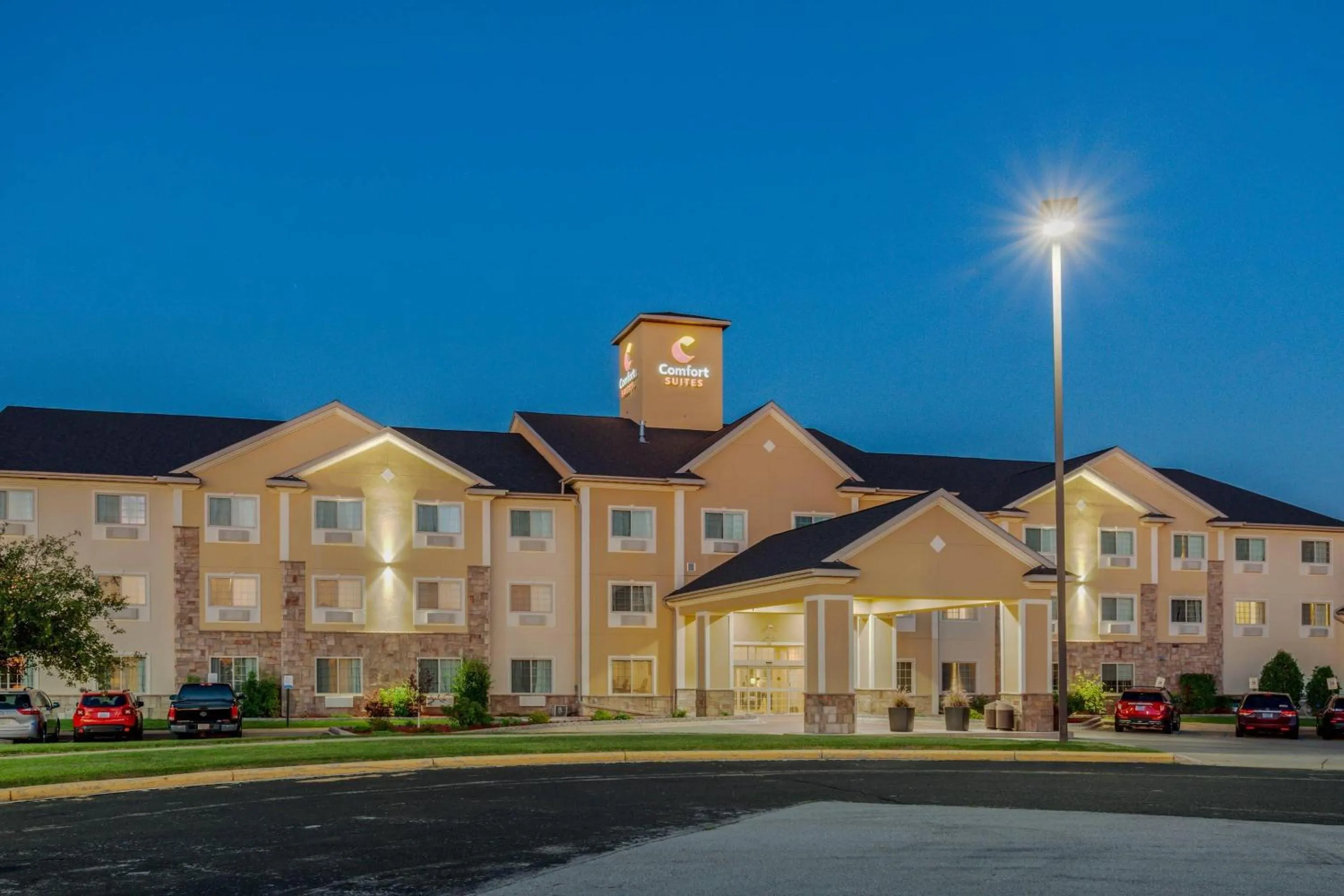 Property building in Comfort Suites Johnson Creek Conference Center