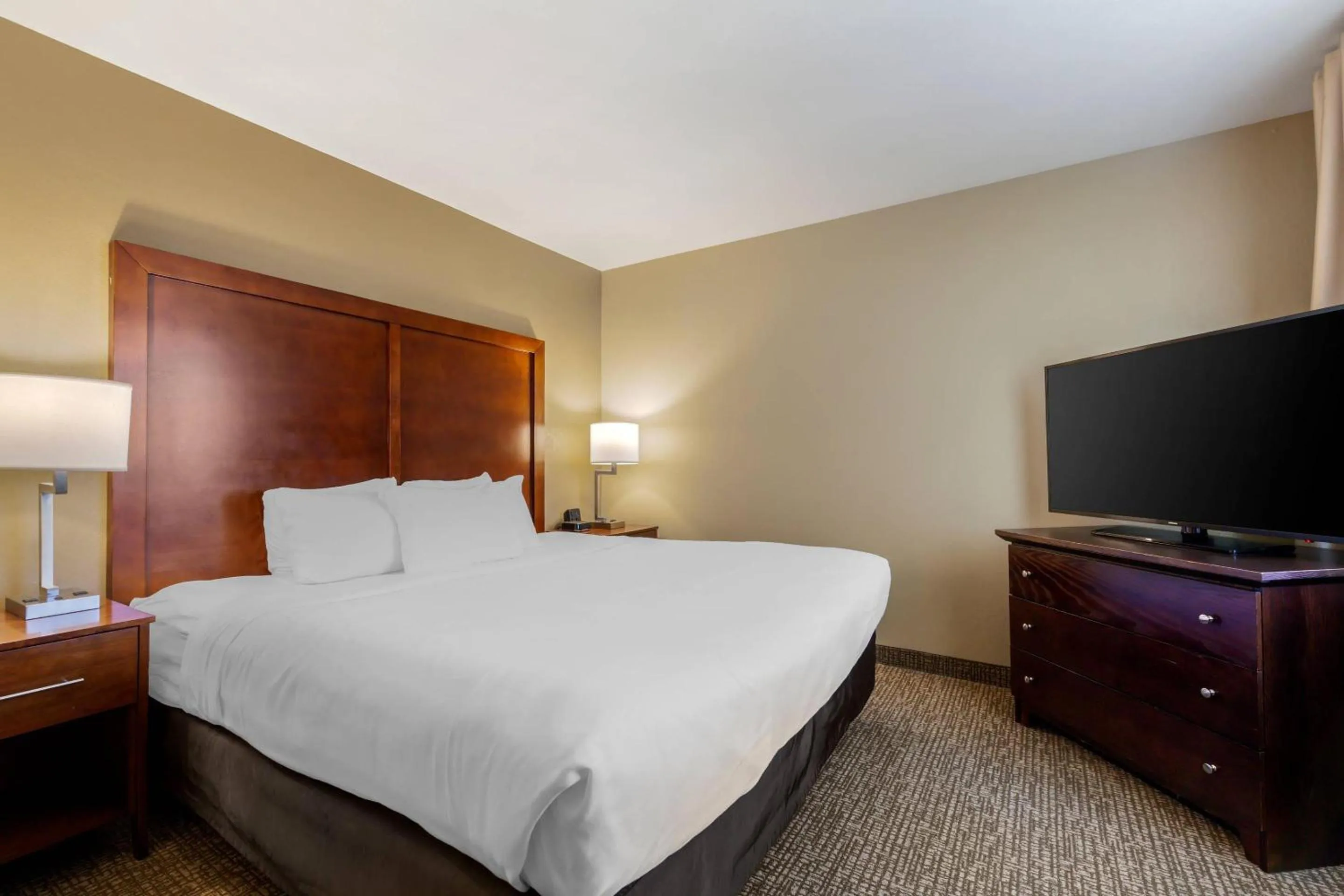 Bedroom in Comfort Suites Johnson Creek Conference Center