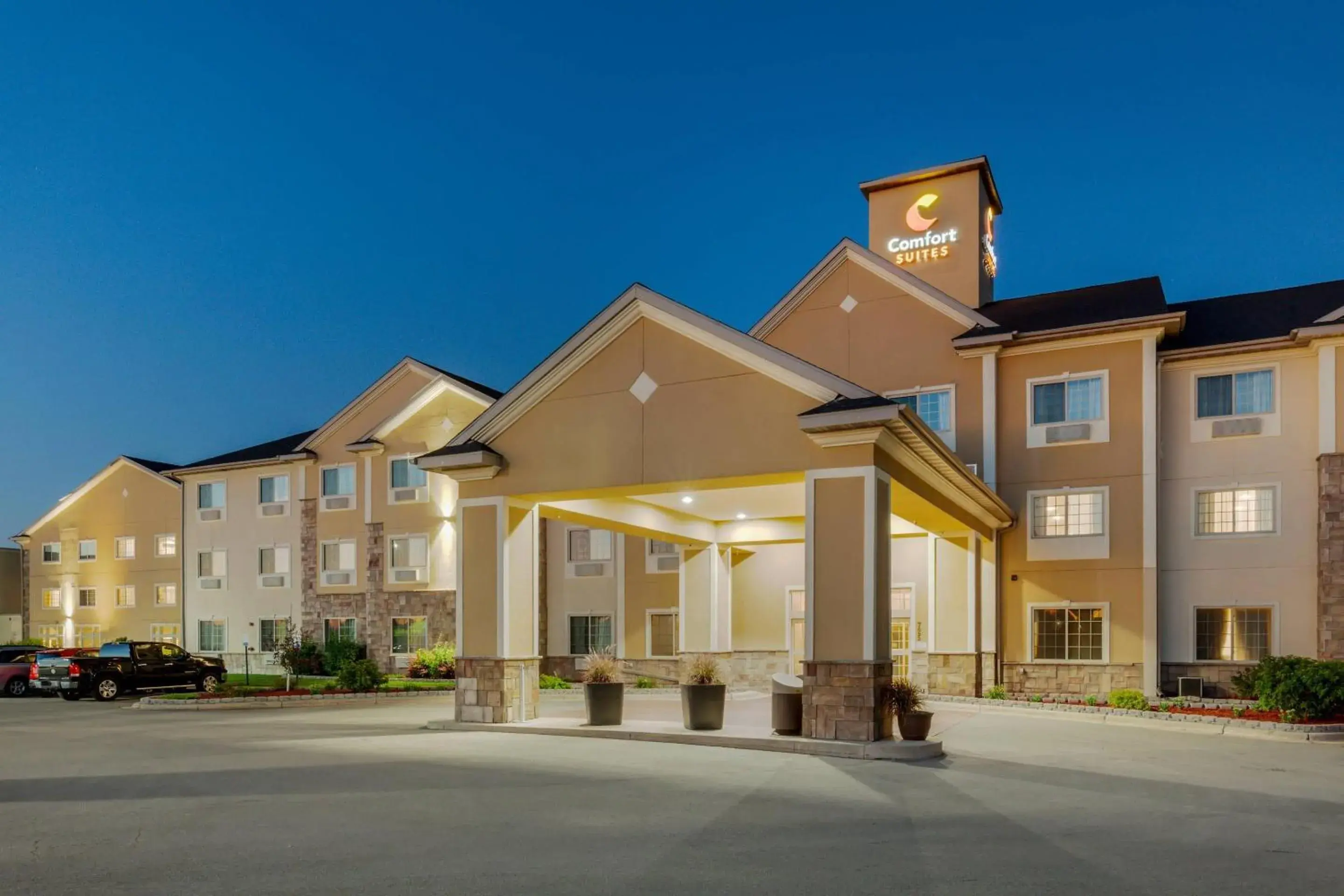 Property building in Comfort Suites Johnson Creek Conference Center Property building in Comfort Suites Johnson Creek Conference Center