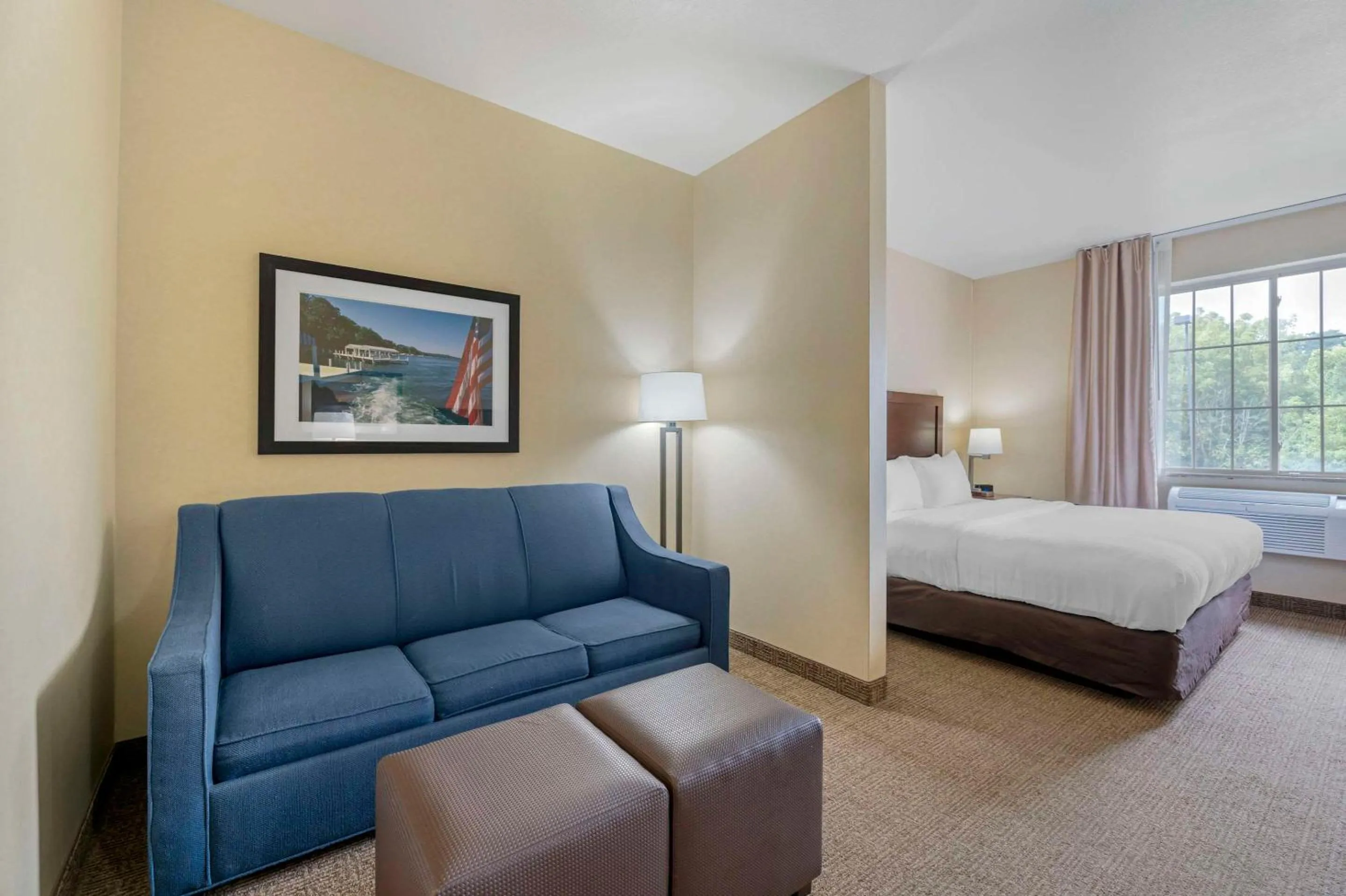 Bedroom, Bed in Comfort Suites Lake Geneva East