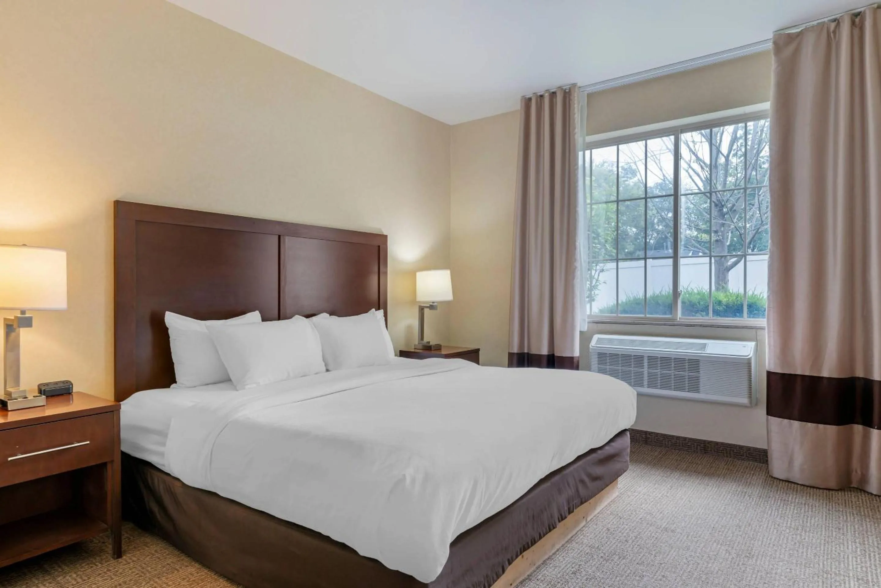 Bedroom, Bed in Comfort Suites Lake Geneva East