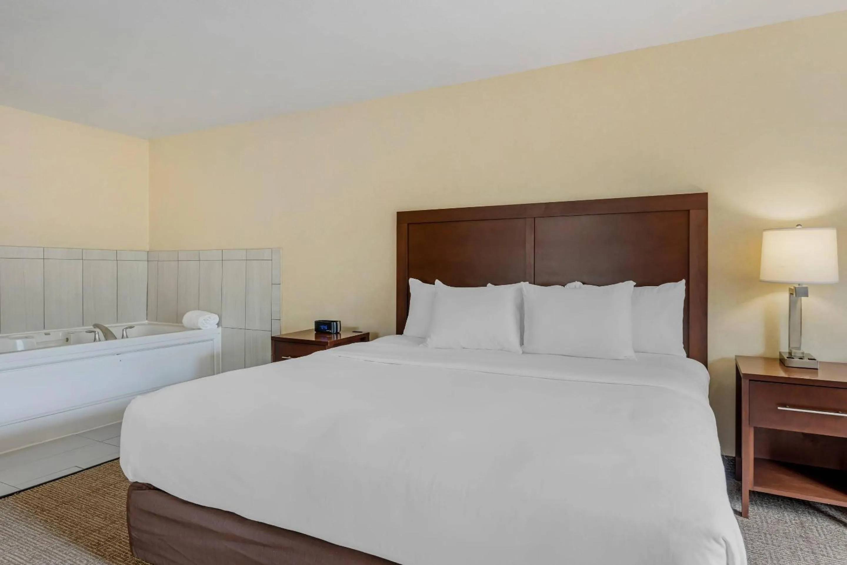 Bedroom, Bed in Comfort Suites Lake Geneva East