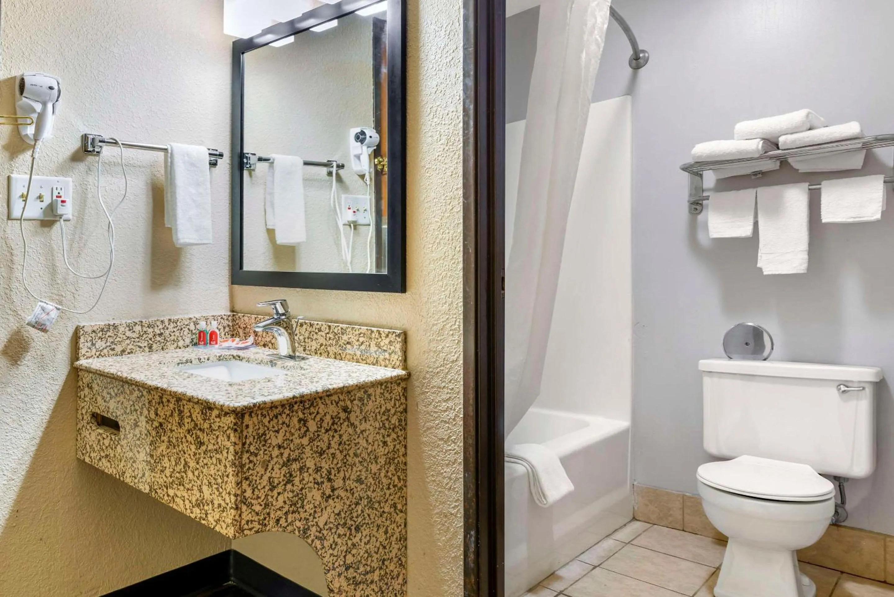 Bedroom in Econo Lodge La Crosse North