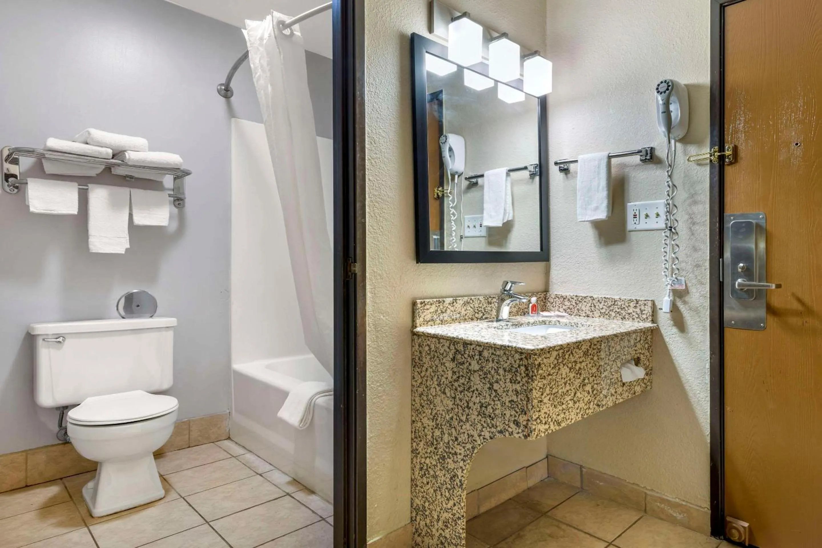 Bedroom in Econo Lodge La Crosse North