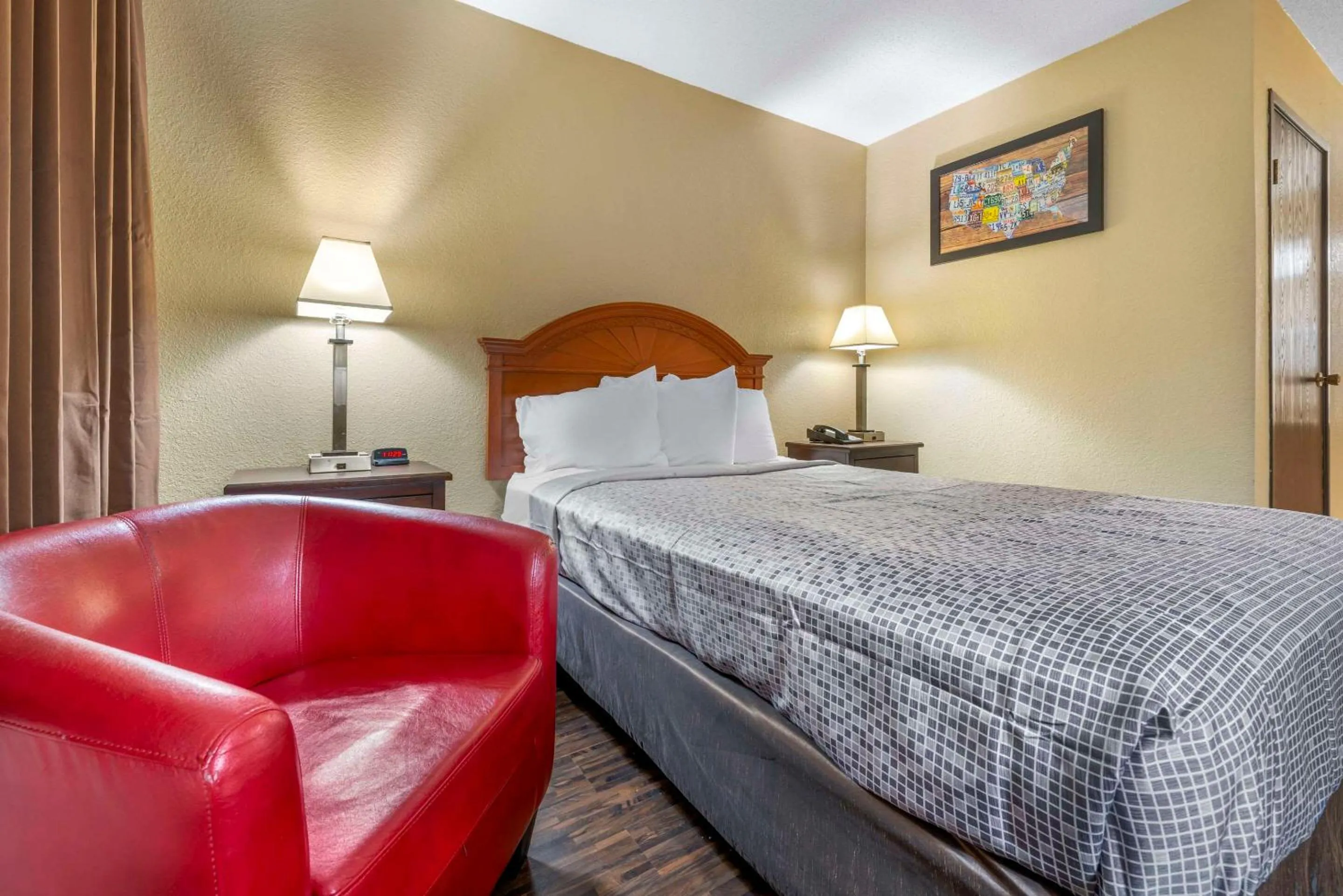 Bedroom, Bed in Econo Lodge La Crosse North