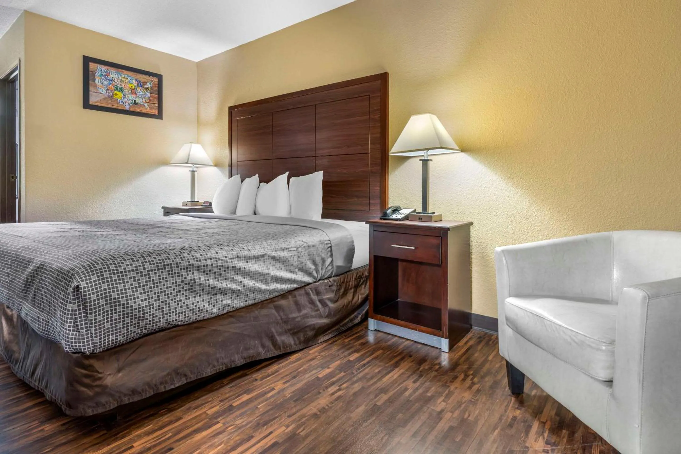 Bedroom, Bed in Econo Lodge La Crosse North