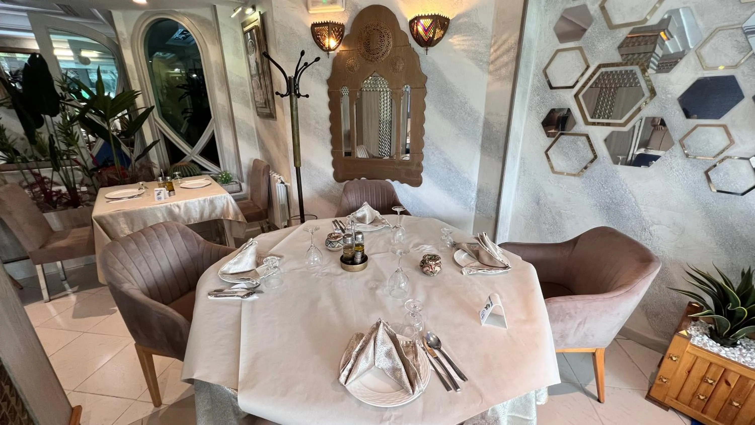 Restaurant/places to eat in Hotel Annakhil