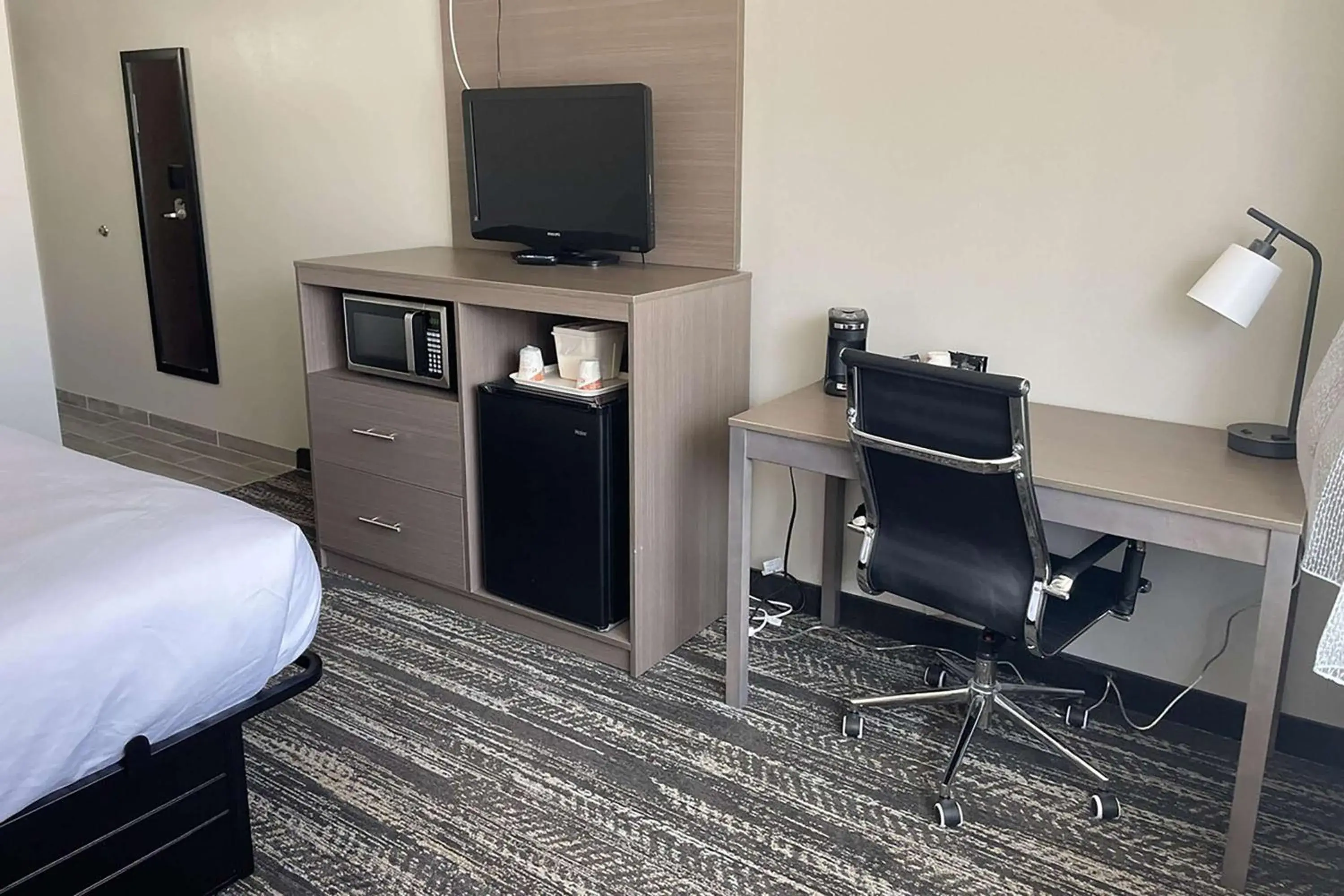 Photo of the whole room in Days Inn by Wyndham Manitowoc Photo of the whole room in Days Inn by Wyndham Manitowoc