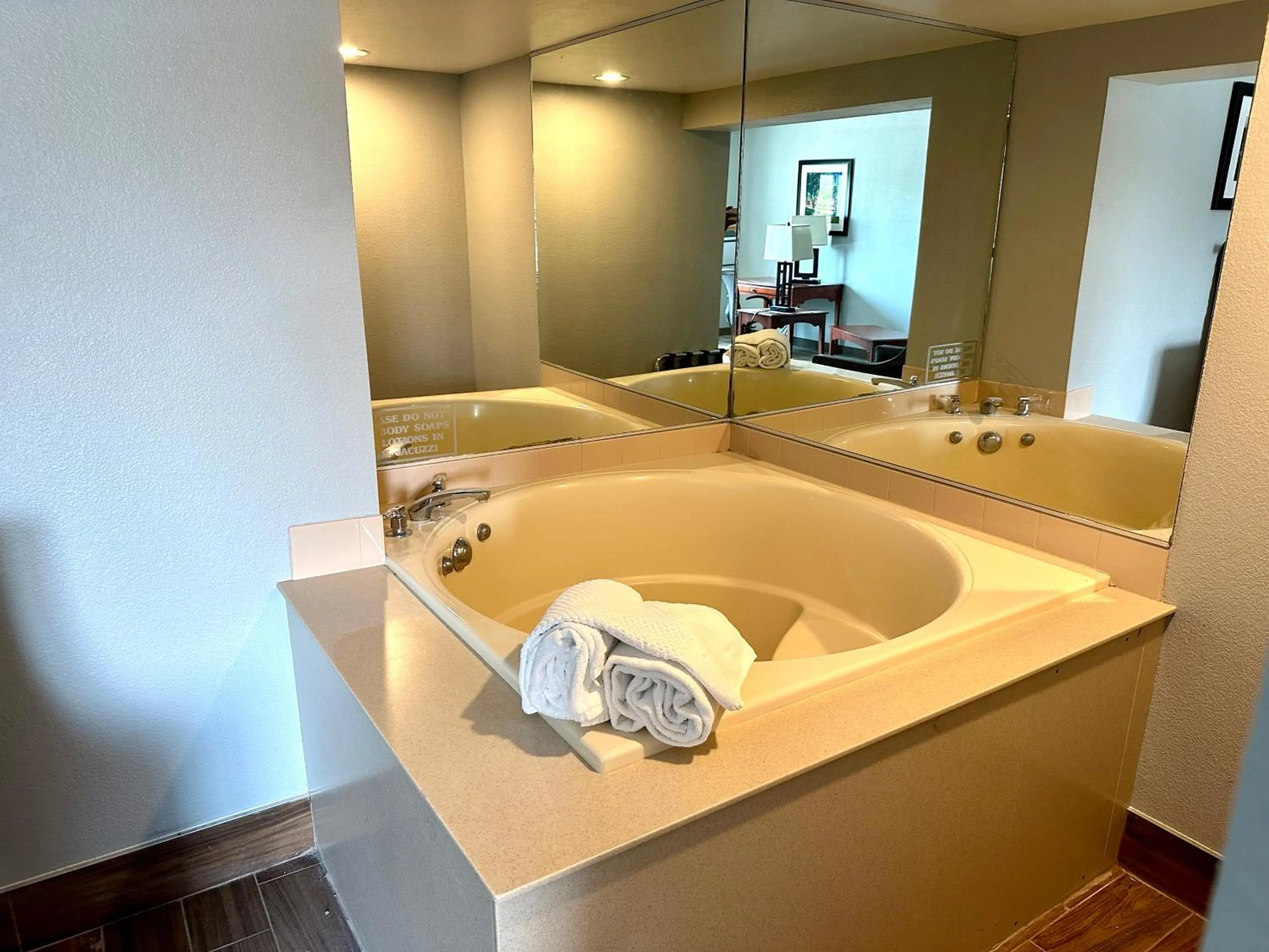 Hot Tub in Clarion Hotel and Convention Center Baraboo