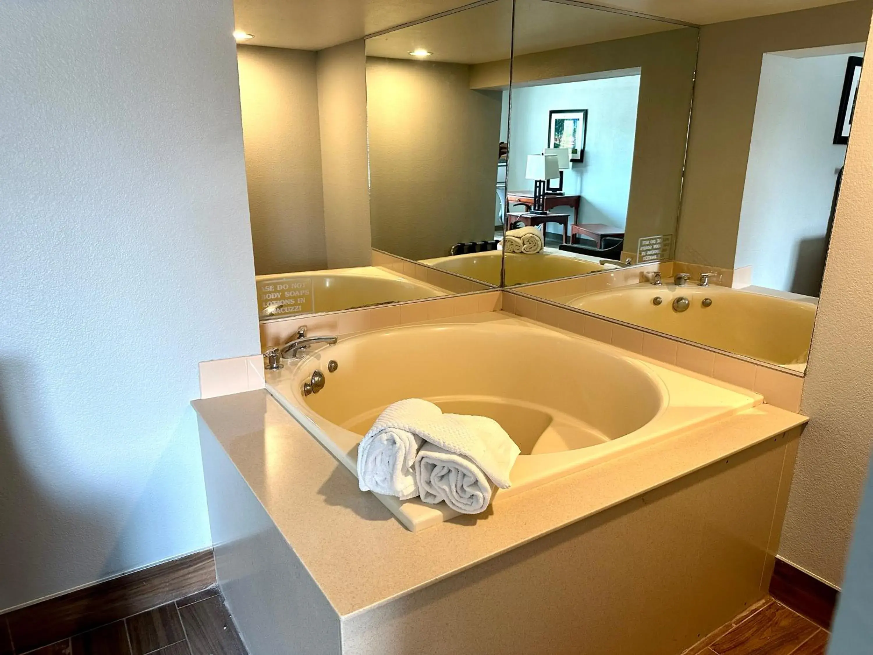 Hot Tub in Clarion Hotel and Convention Center Baraboo Hot Tub in Clarion Hotel and Convention Center Baraboo