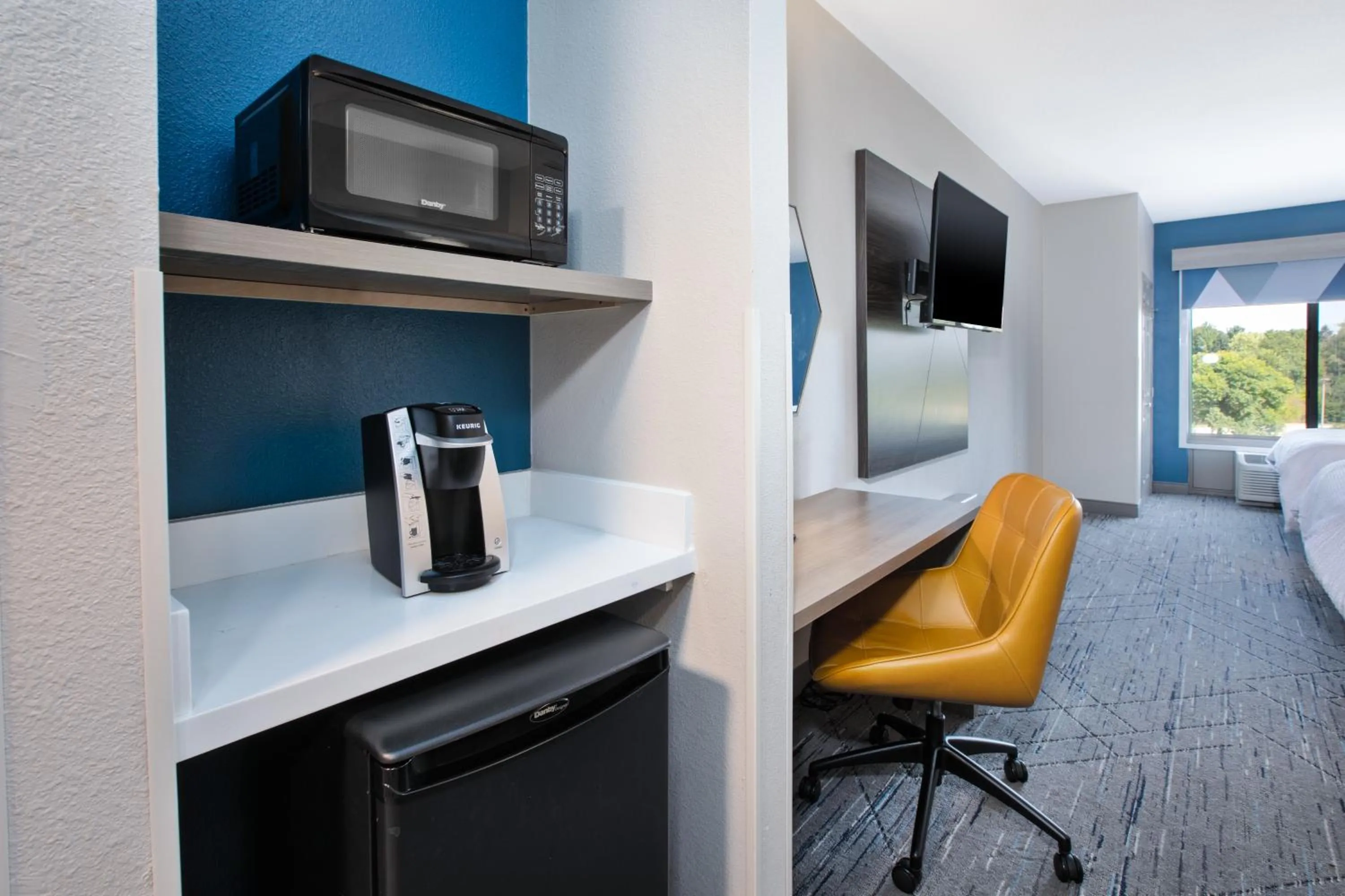 TV and multimedia in Holiday Inn Express & Suites Milwaukee NW - Park Place by IHG