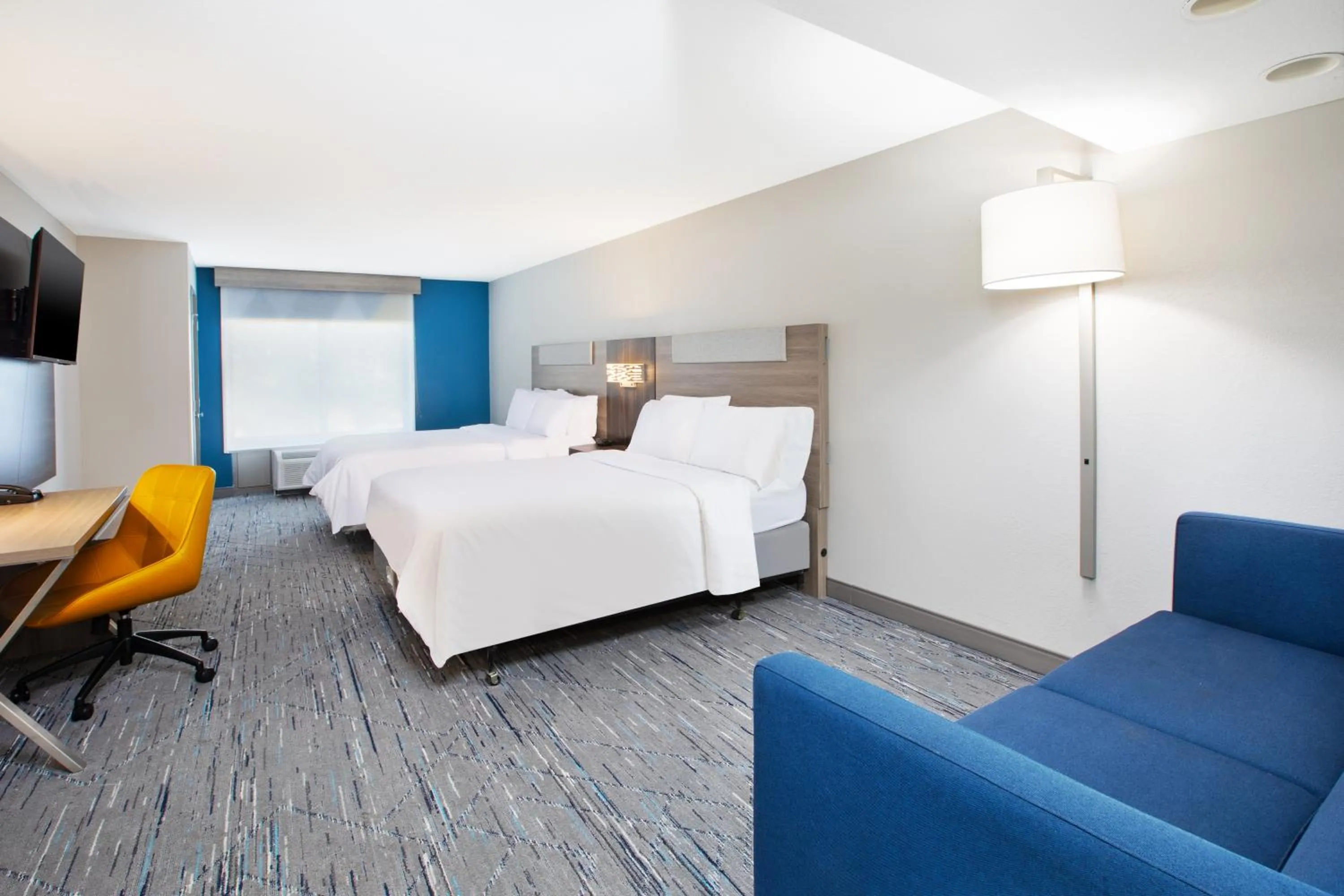 Bed in Holiday Inn Express & Suites Milwaukee NW - Park Place by IHG