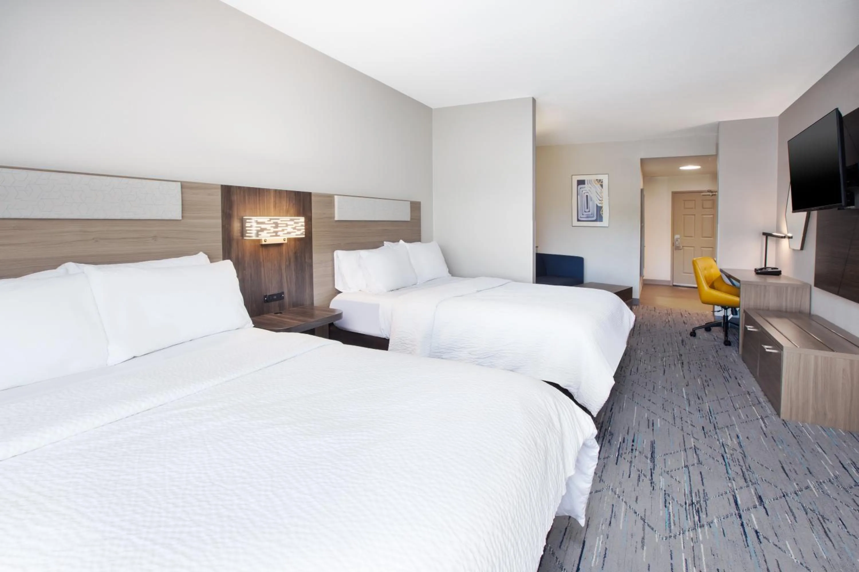 TV and multimedia, Bed in Holiday Inn Express & Suites Milwaukee NW - Park Place by IHG