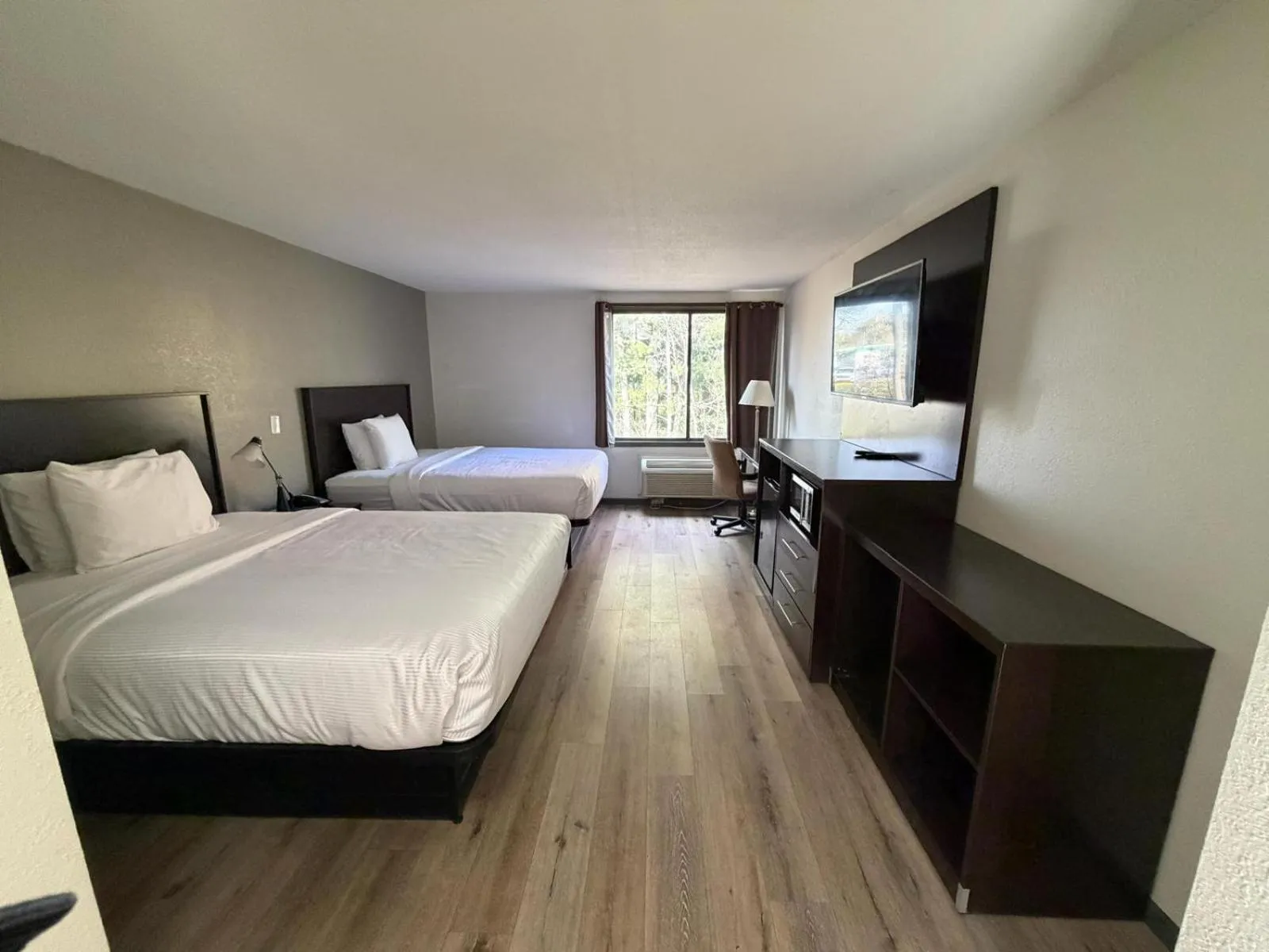 Bed in University Inn & Suites