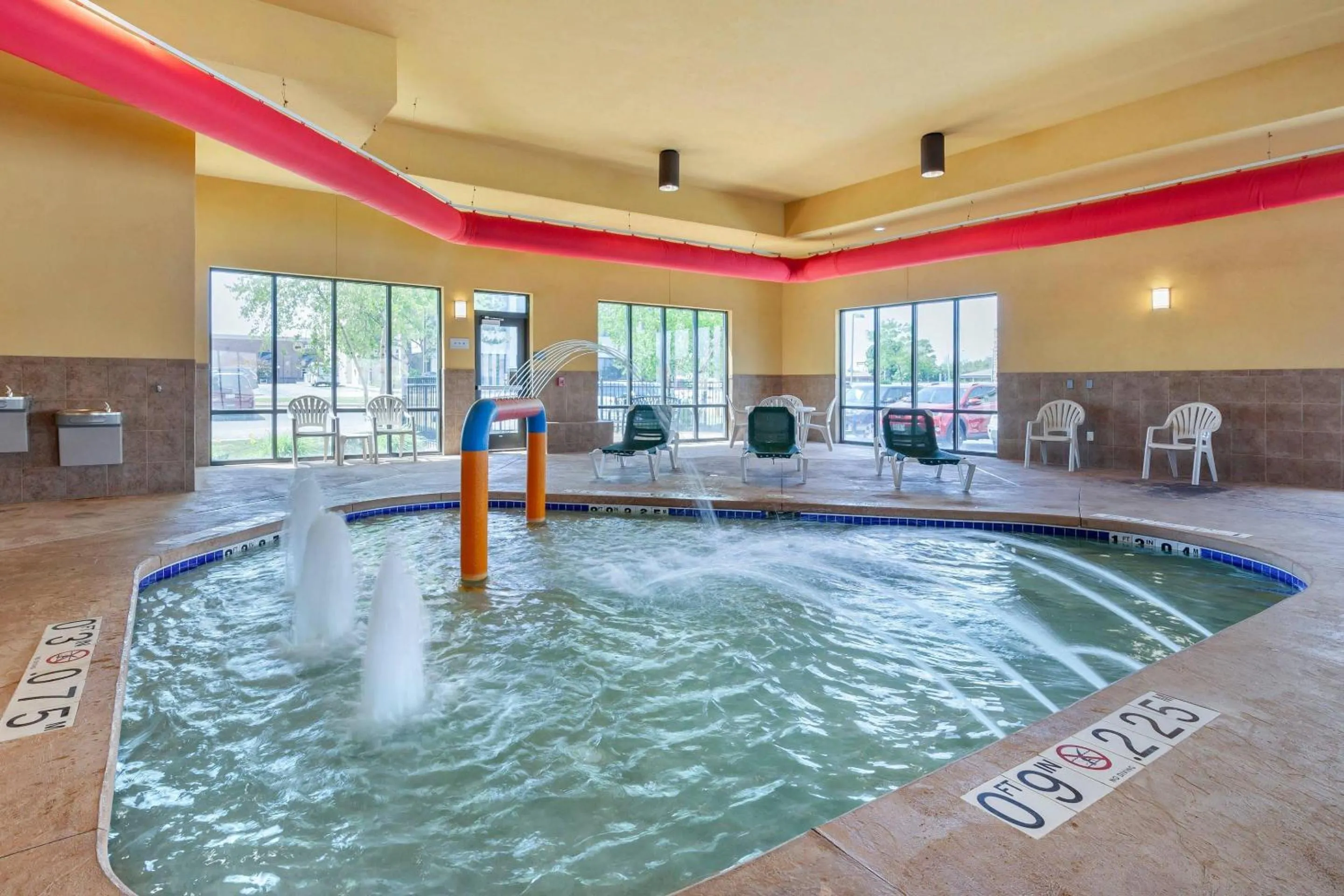 Swimming pool in Comfort Suites Oshkosh West
