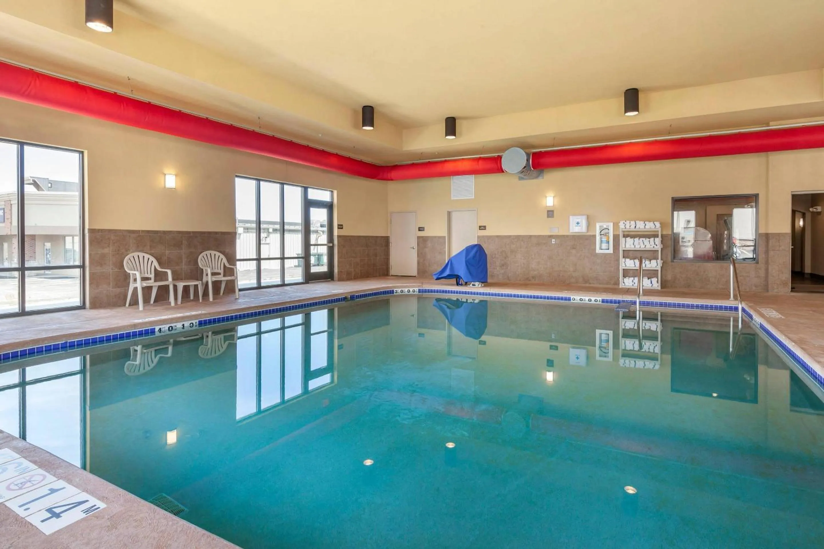 Swimming pool in Comfort Suites Oshkosh West