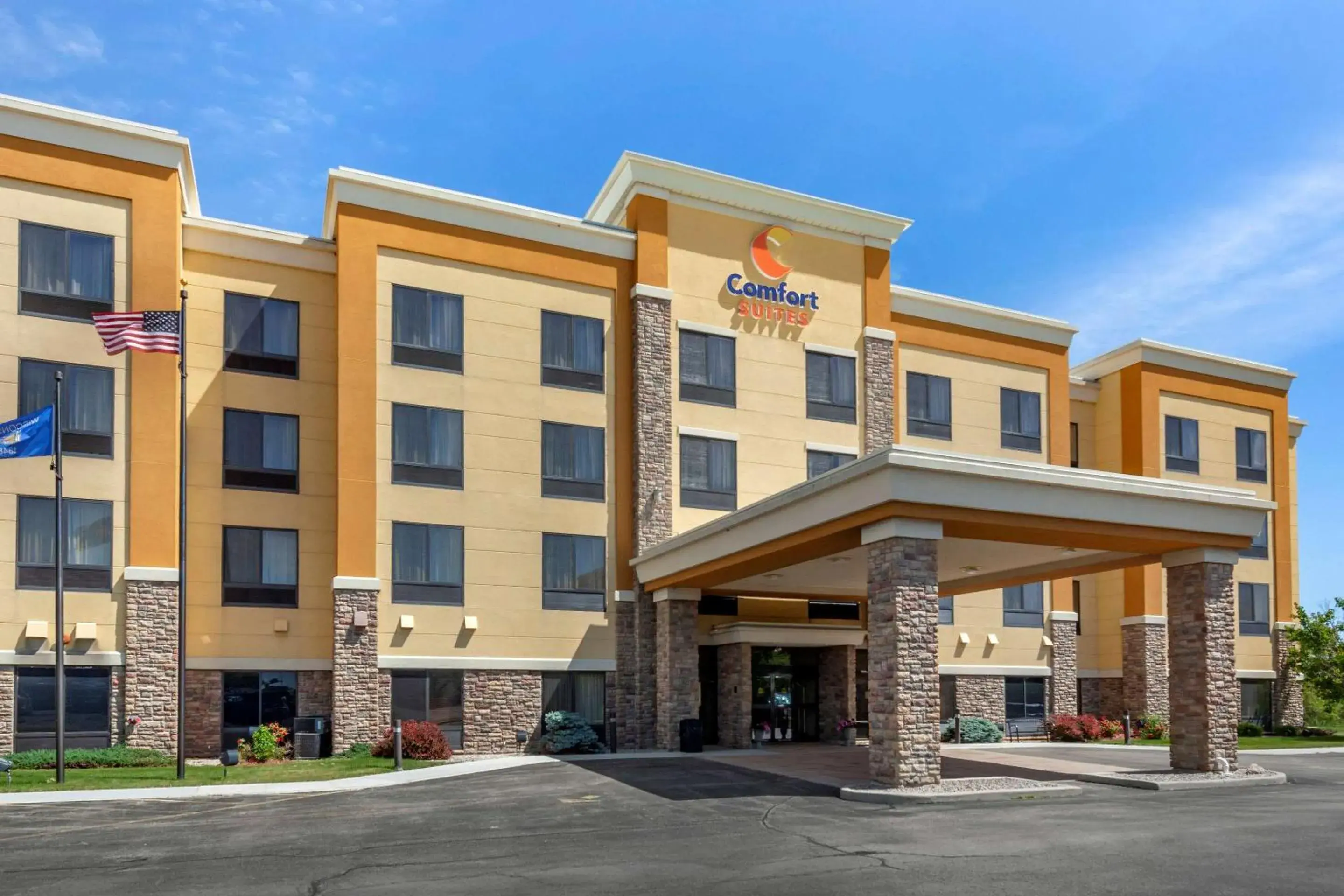 Property building in Comfort Suites Oshkosh West Property building in Comfort Suites Oshkosh West