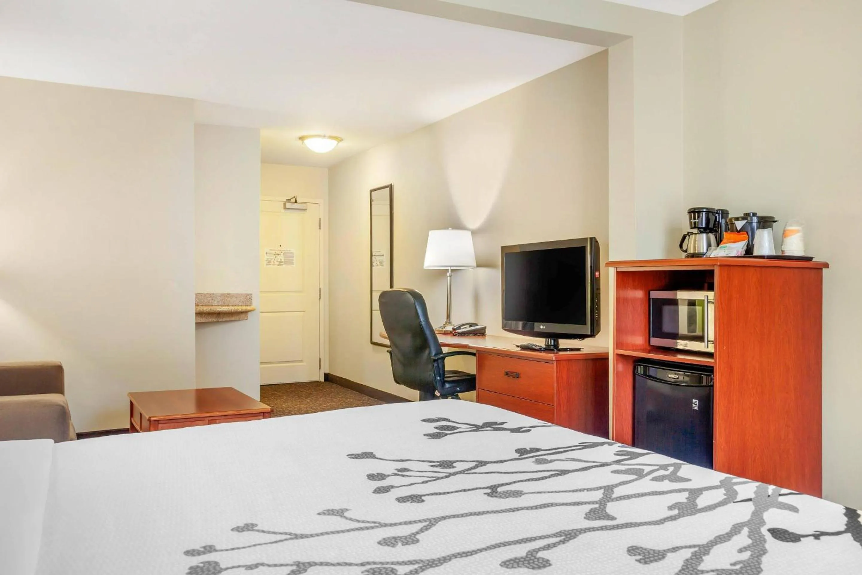 Bedroom, Bed in Sleep Inn & Suites Milwaukee Airport