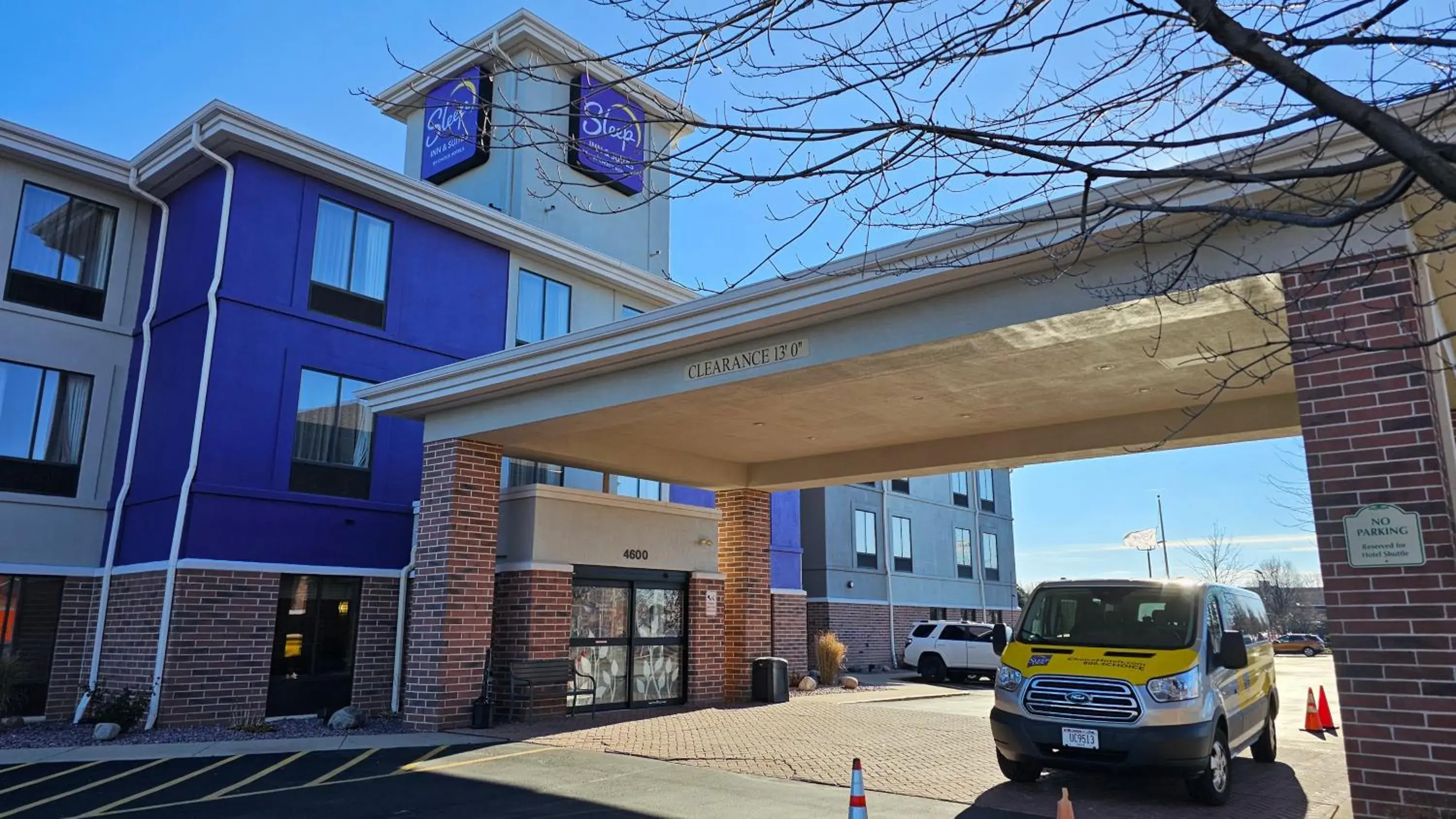 Property building in Sleep Inn & Suites Milwaukee Airport Property building in Sleep Inn & Suites Milwaukee Airport