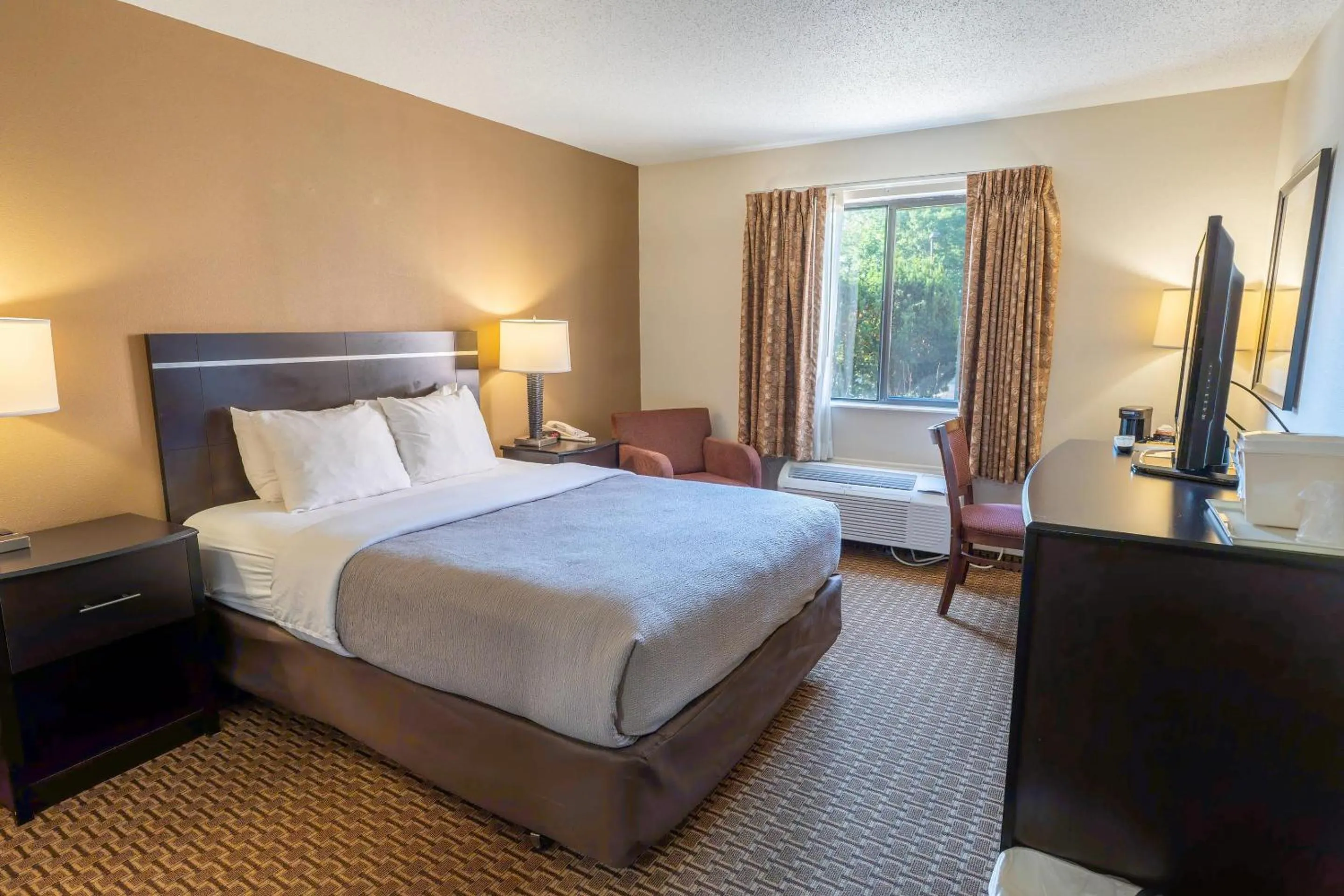 Bedroom, Bed in Quality Inn & Suites Sun Prairie Madison East