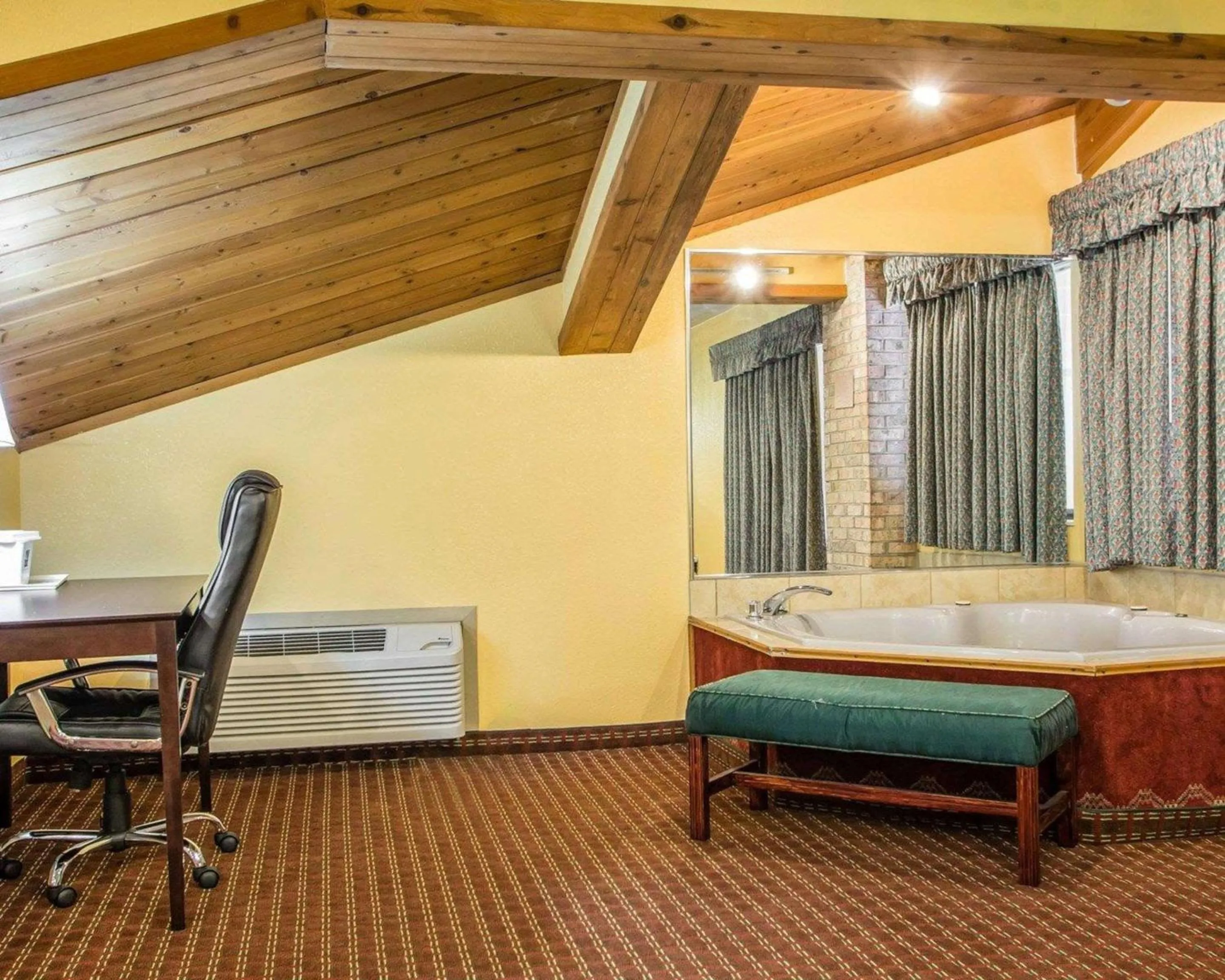 Photo of the whole room in Quality Inn Central Wisconsin Airport