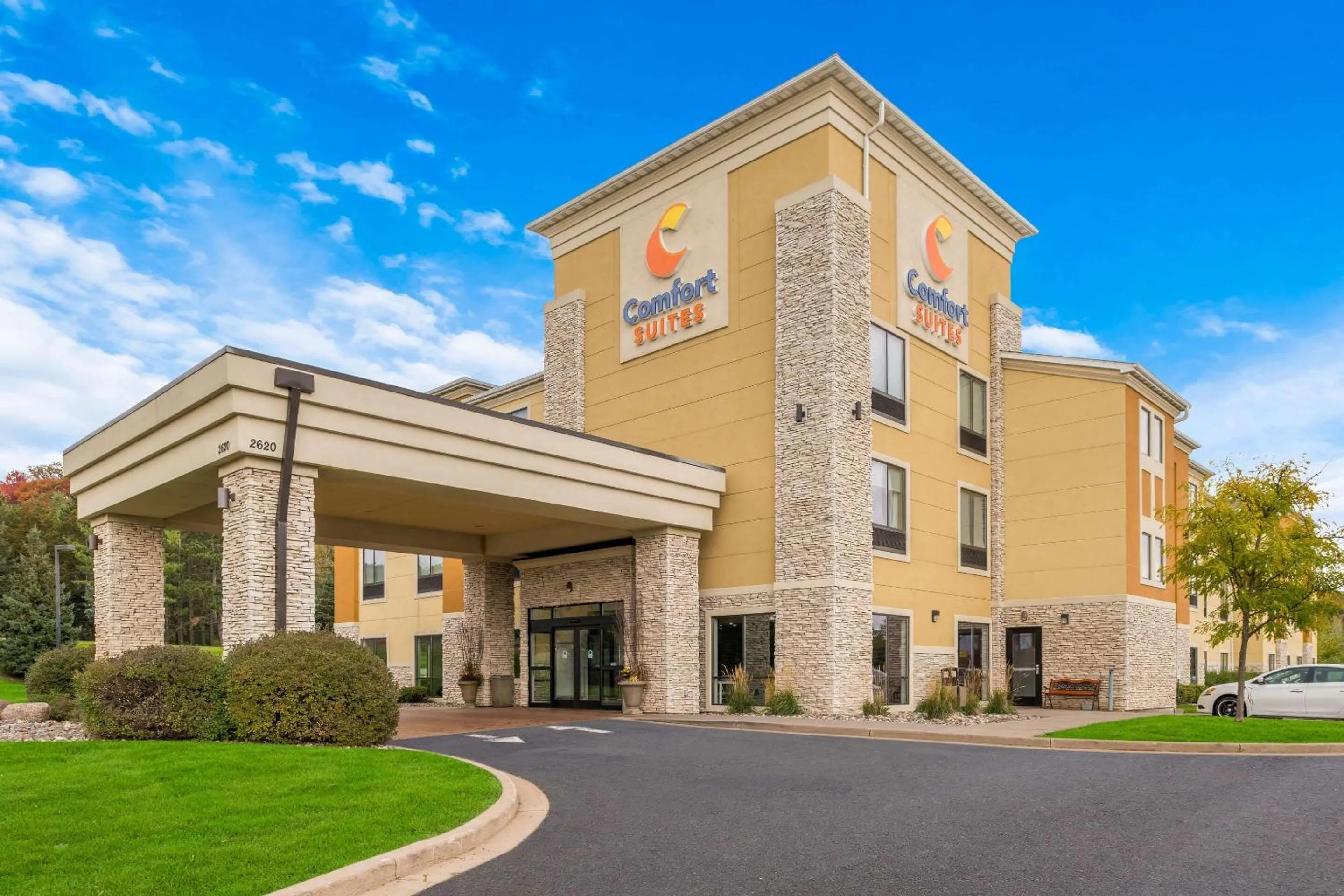 Property building in Comfort Suites Hudson I-94