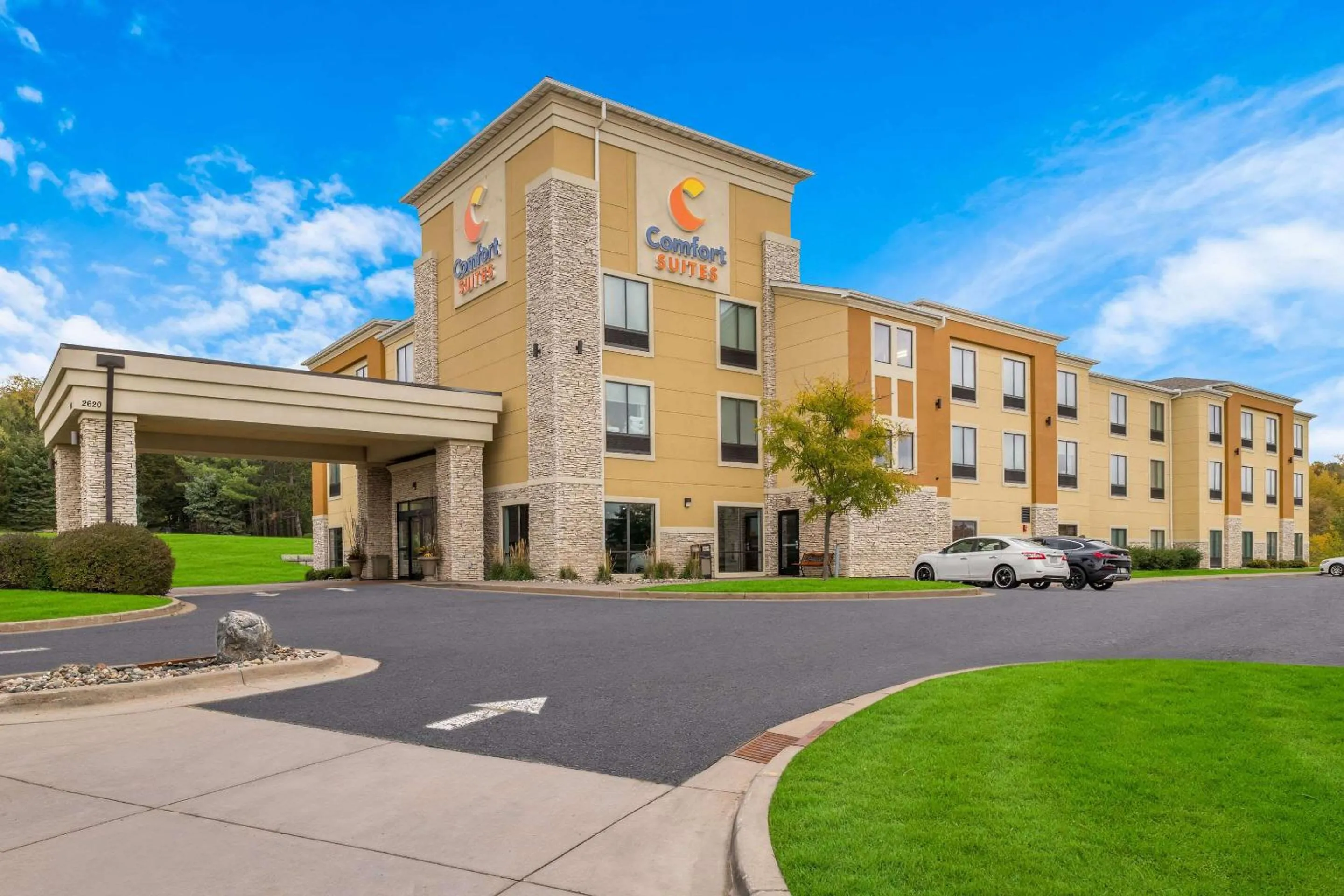 Property building in Comfort Suites Hudson I-94