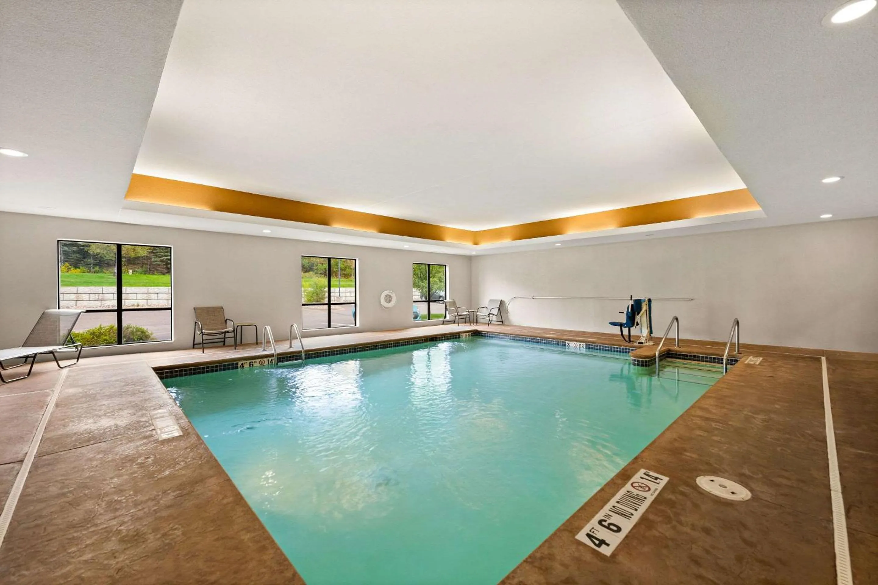 Swimming pool in Comfort Suites Hudson I-94