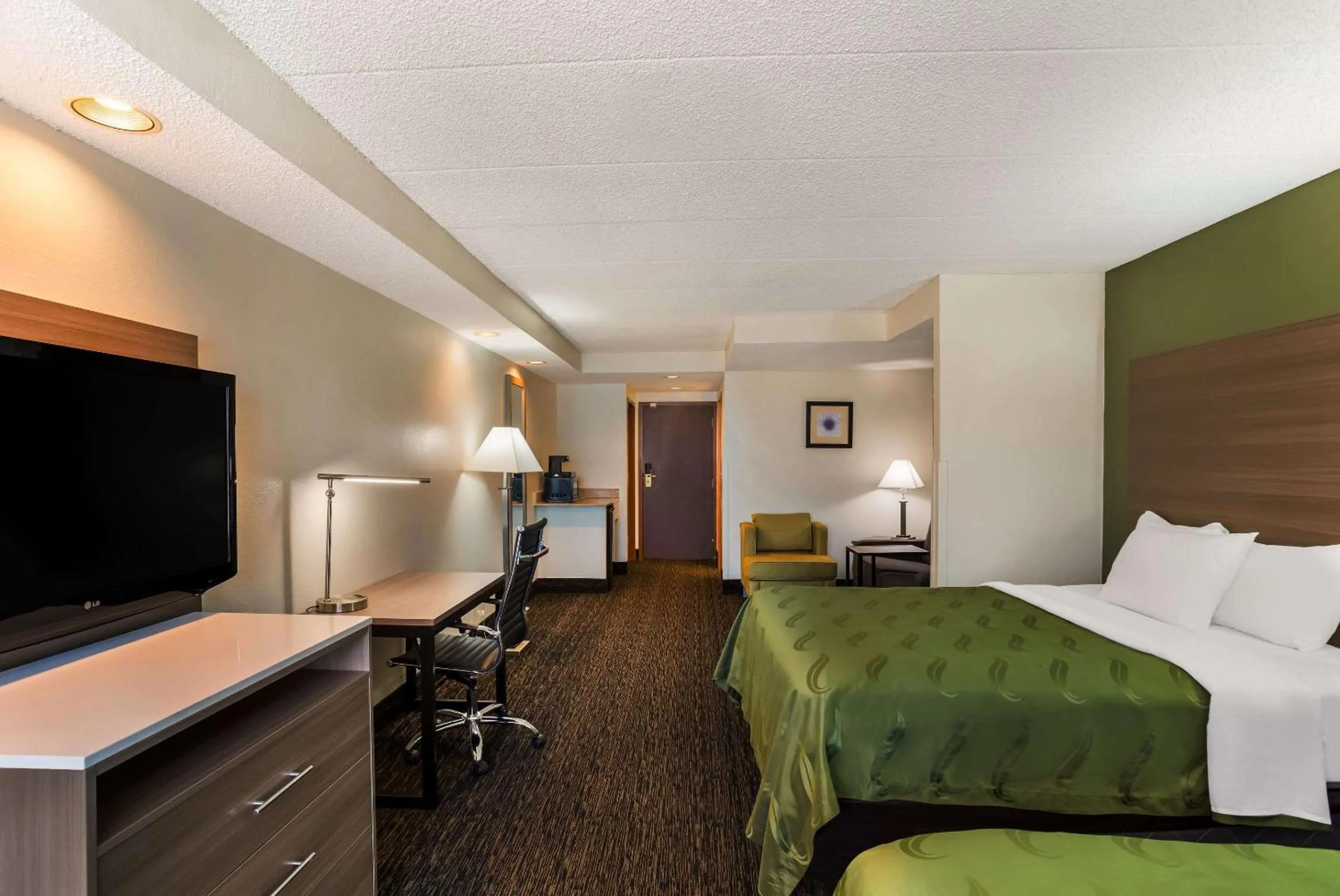 Bedroom, Bed in Quality Suites Milwaukee Airport