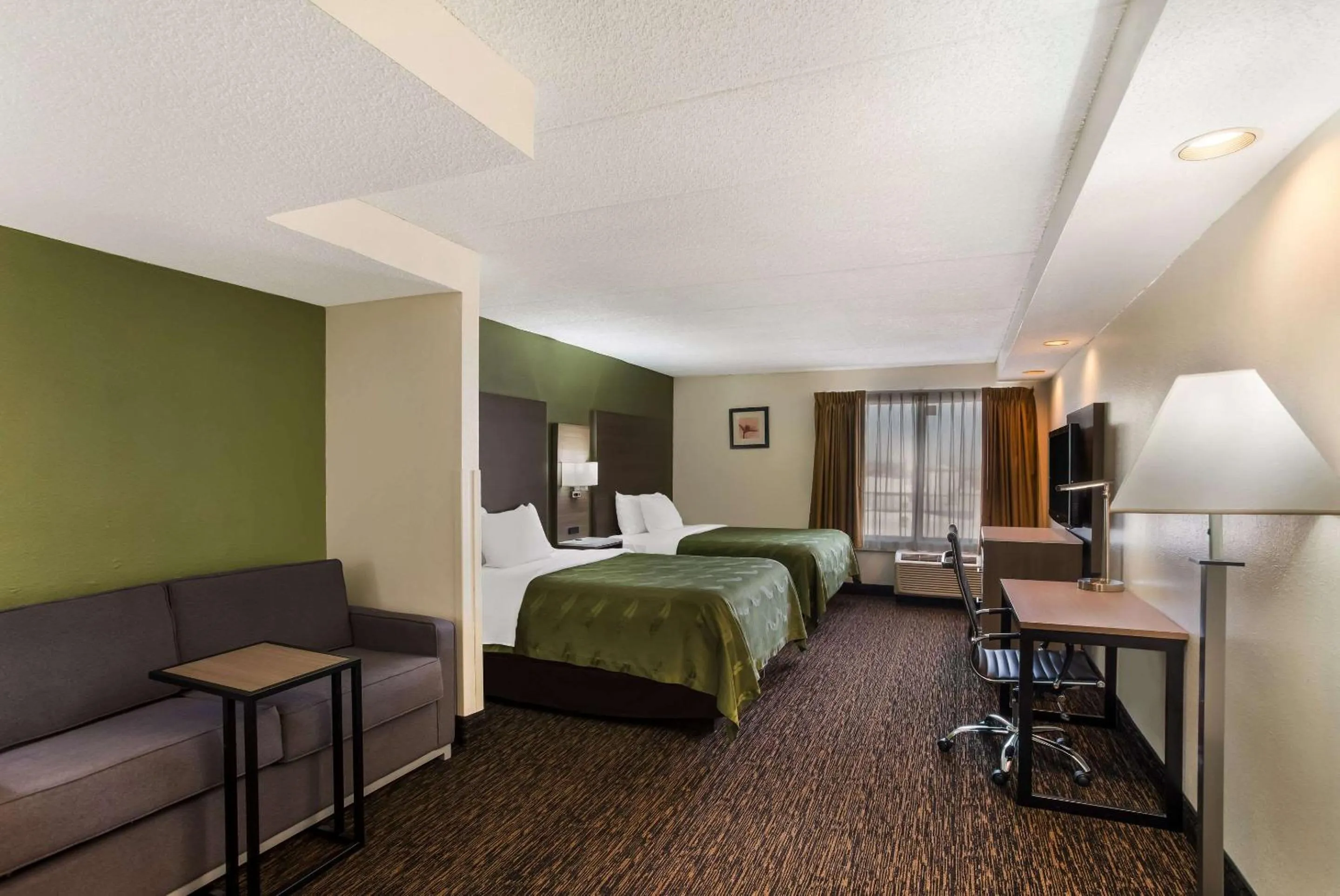Bedroom, Bed in Quality Suites Milwaukee Airport