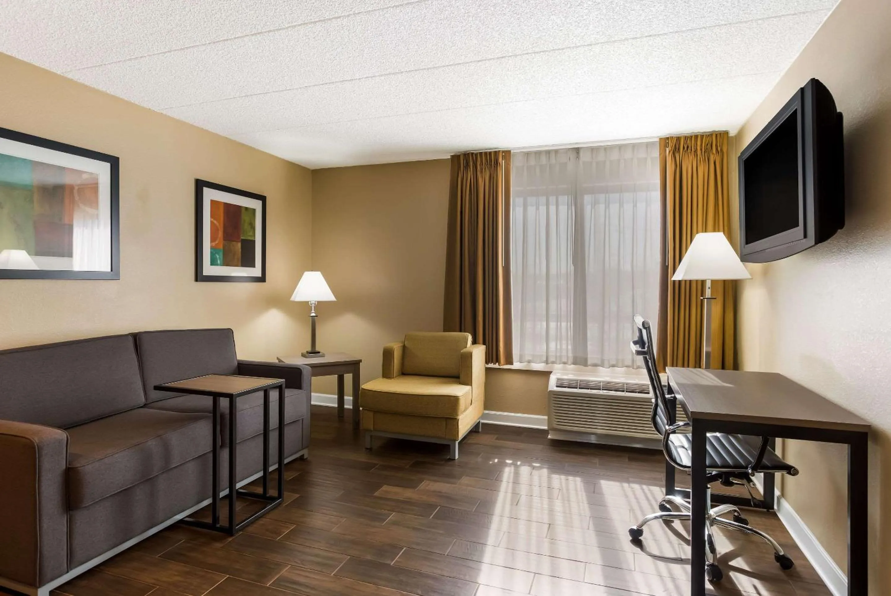 Bedroom in Quality Suites Milwaukee Airport