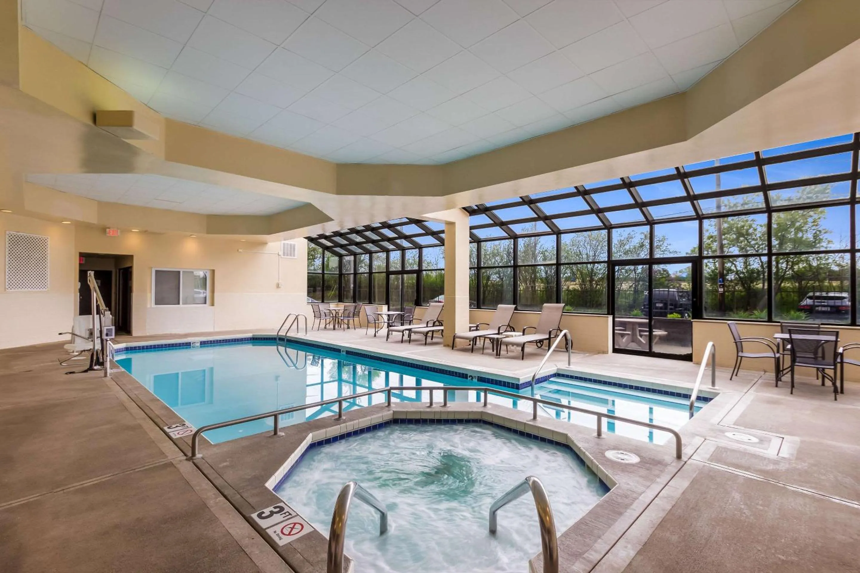 Swimming pool in Quality Suites Milwaukee Airport