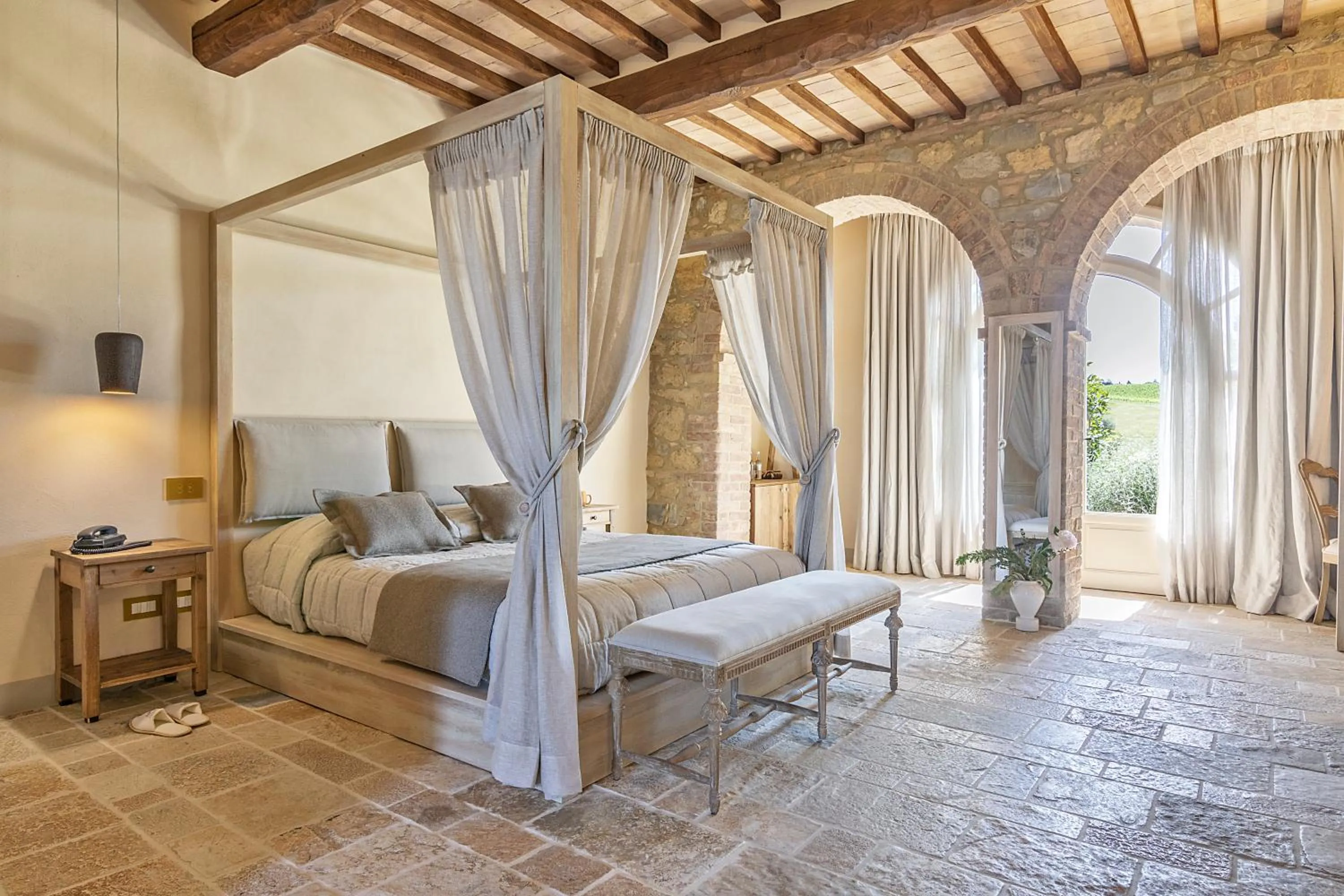 Photo of the whole room, Bed in Capanna Suites