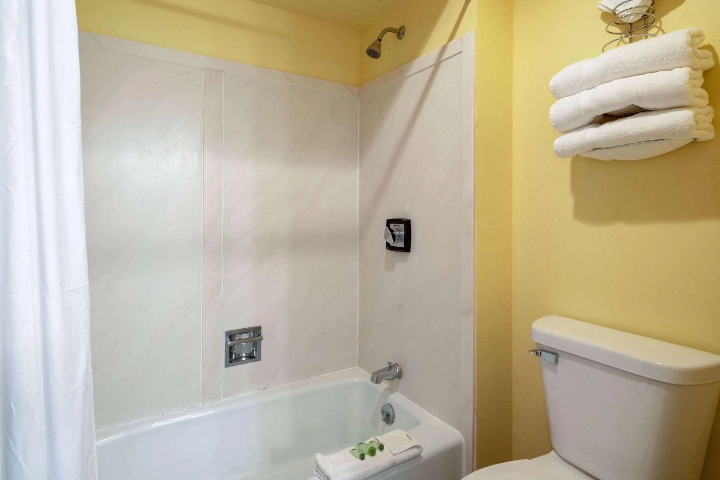 TV and multimedia in Travelodge by Wyndham Merrill