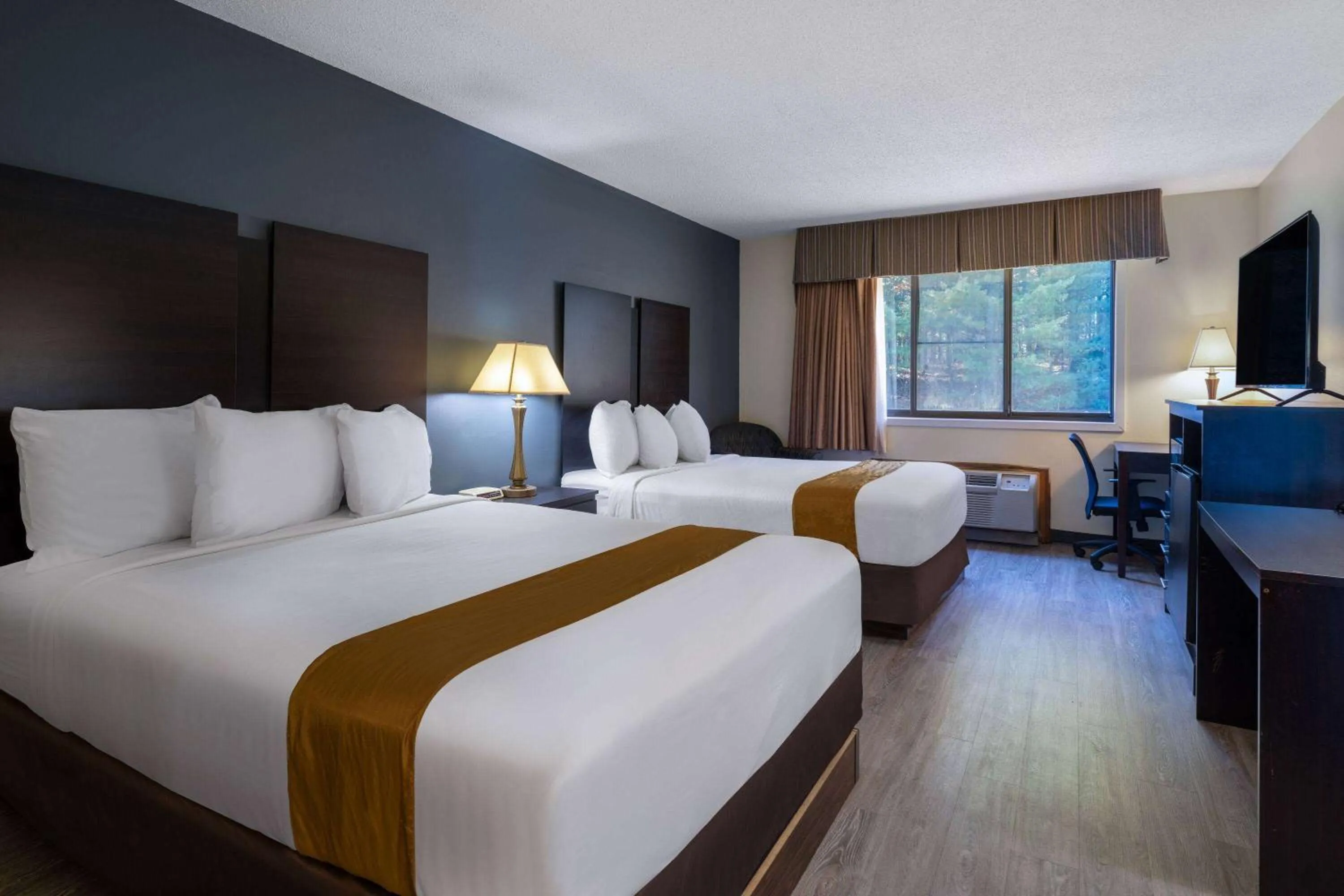 Photo of the whole room, Bed in Travelodge by Wyndham Merrill