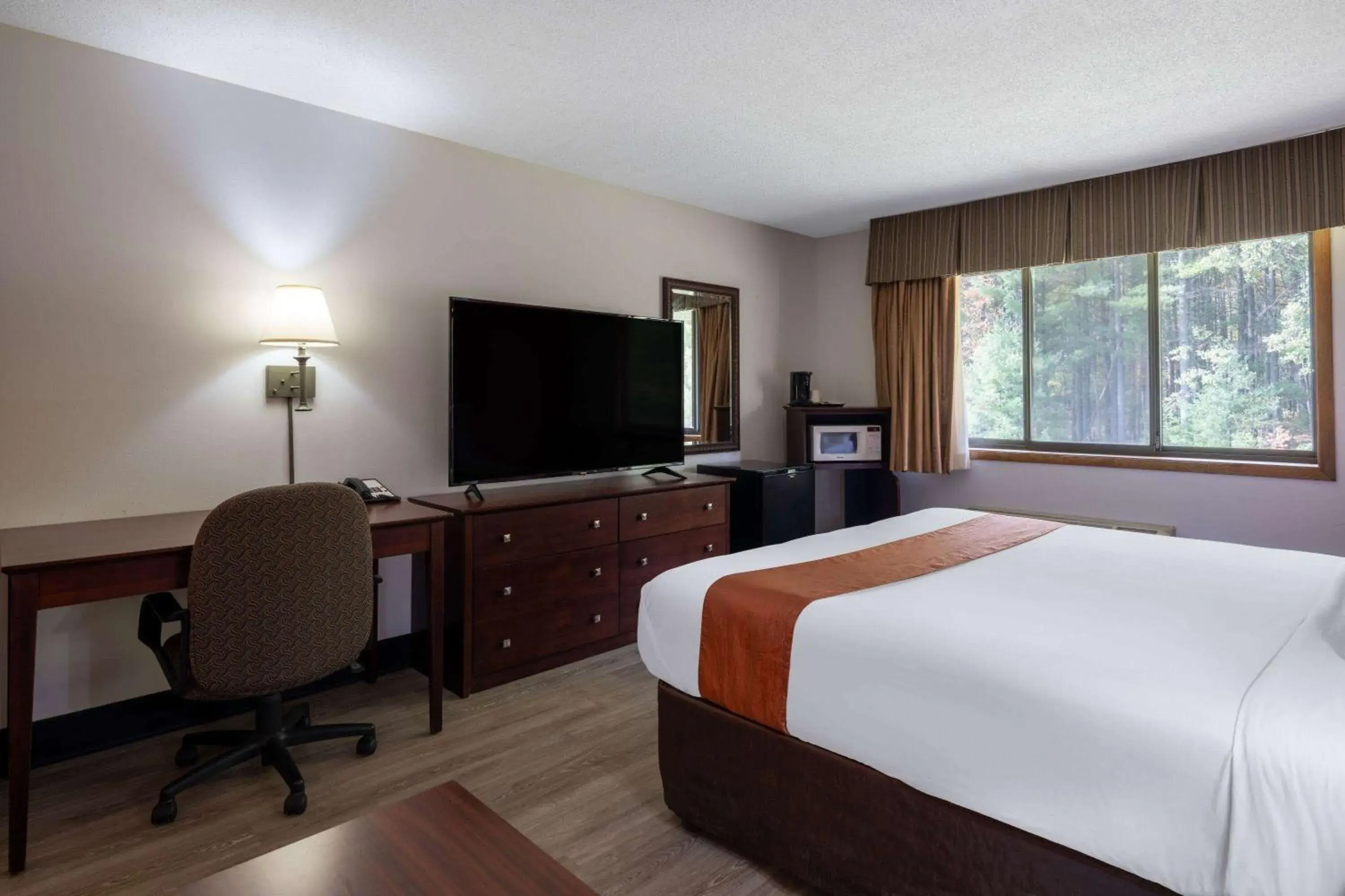 Photo of the whole room, Bed in Travelodge by Wyndham Merrill Photo of the whole room, Bed in Travelodge by Wyndham Merrill