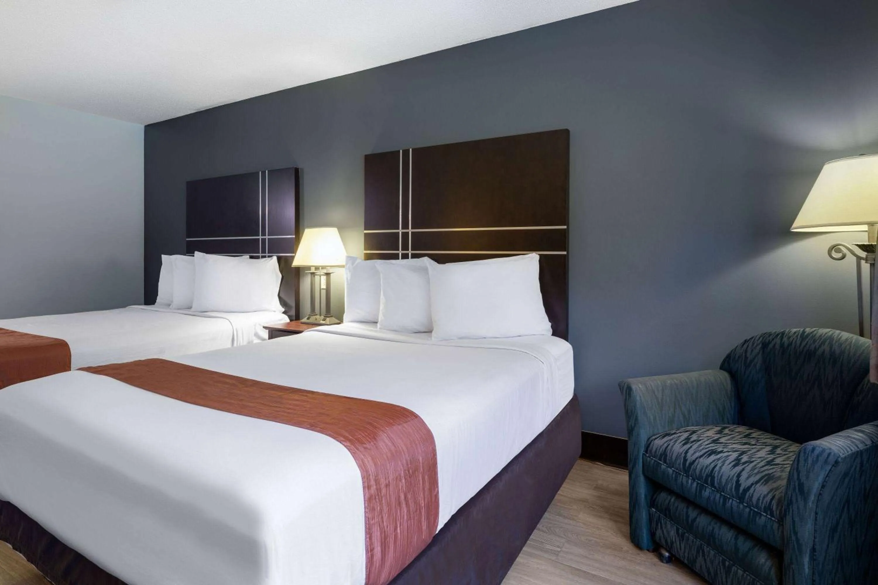 Photo of the whole room, Bed in Travelodge by Wyndham Merrill