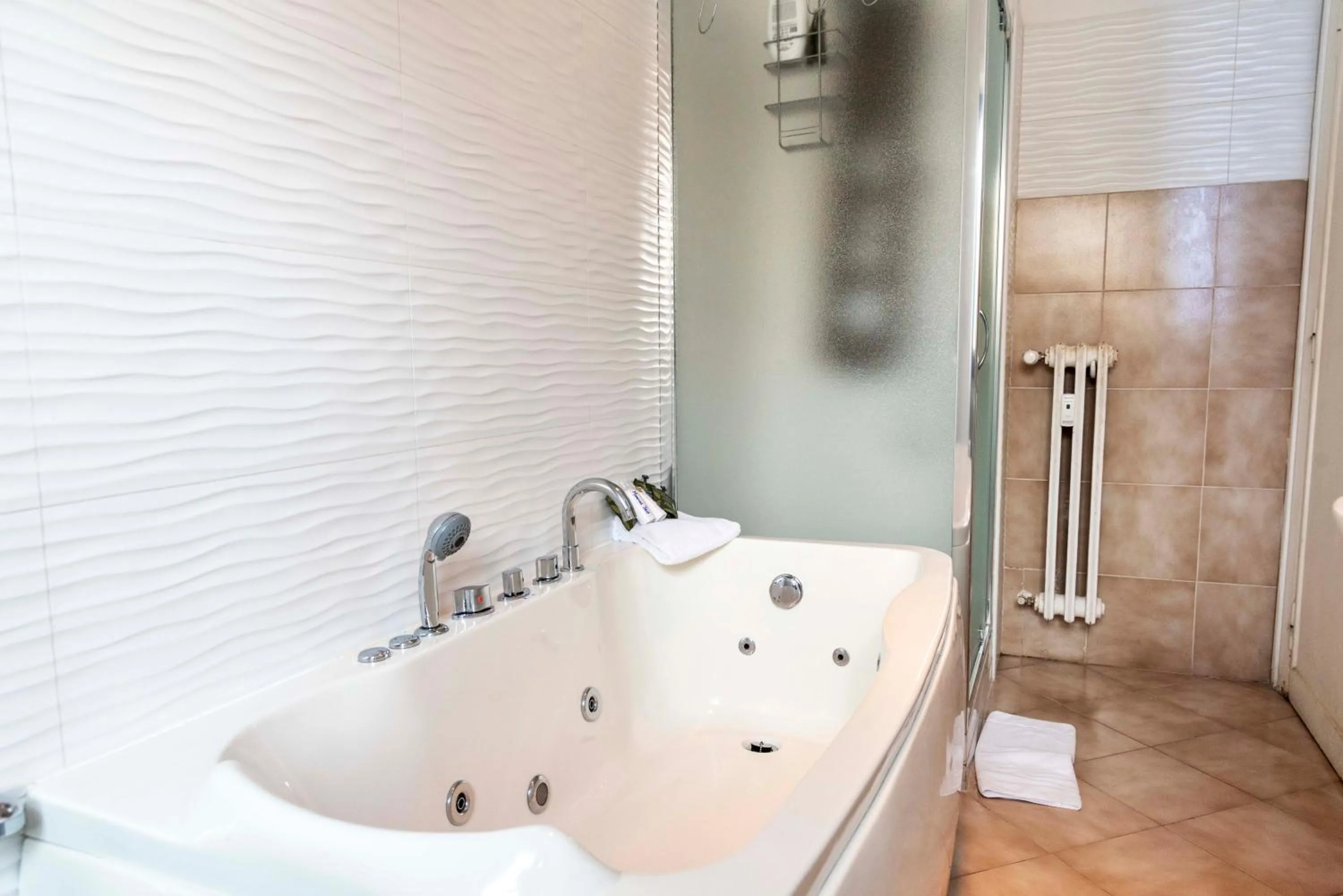 Shower in Merulana Suite S.Peter