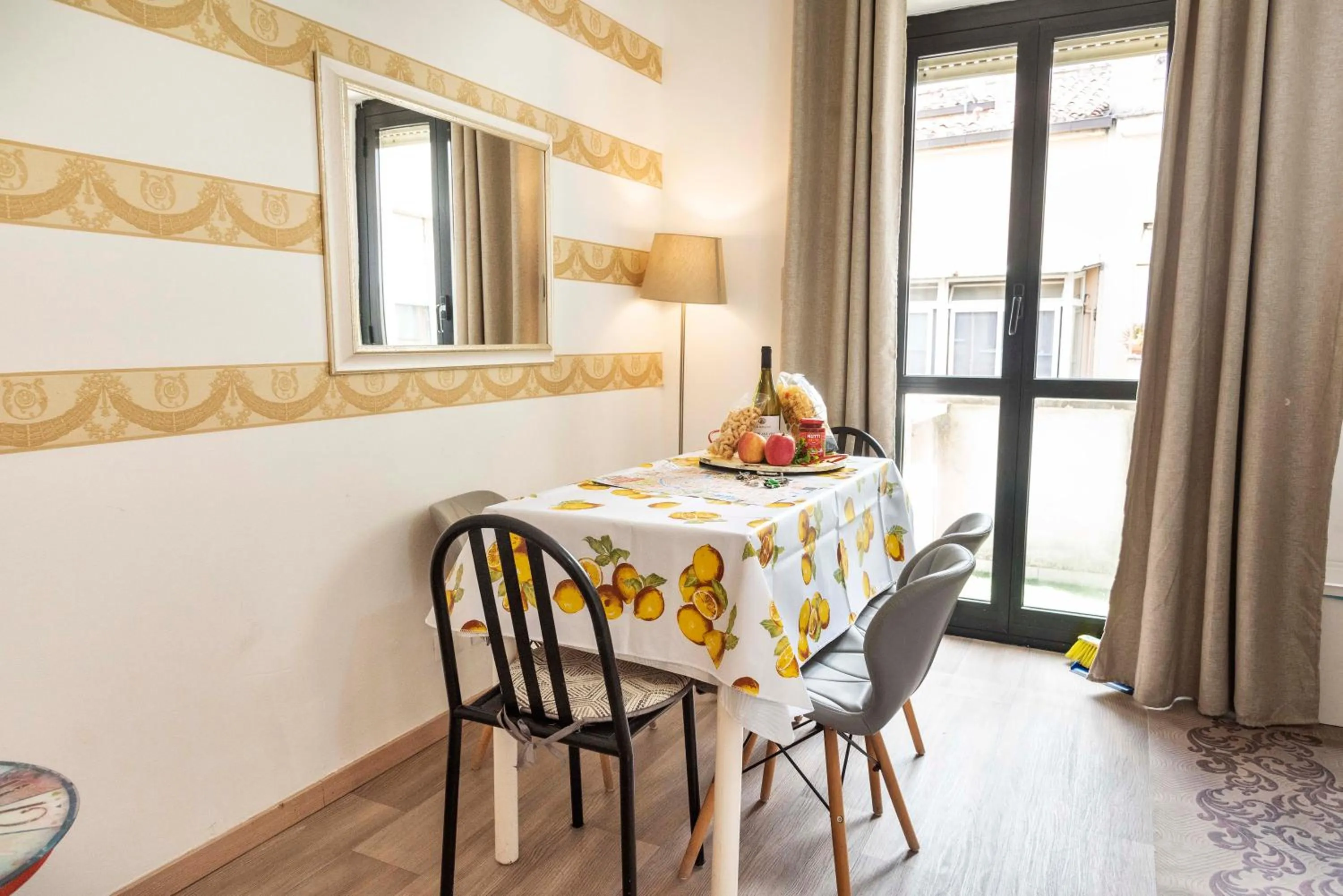 Seating area in Merulana Suite S.Peter