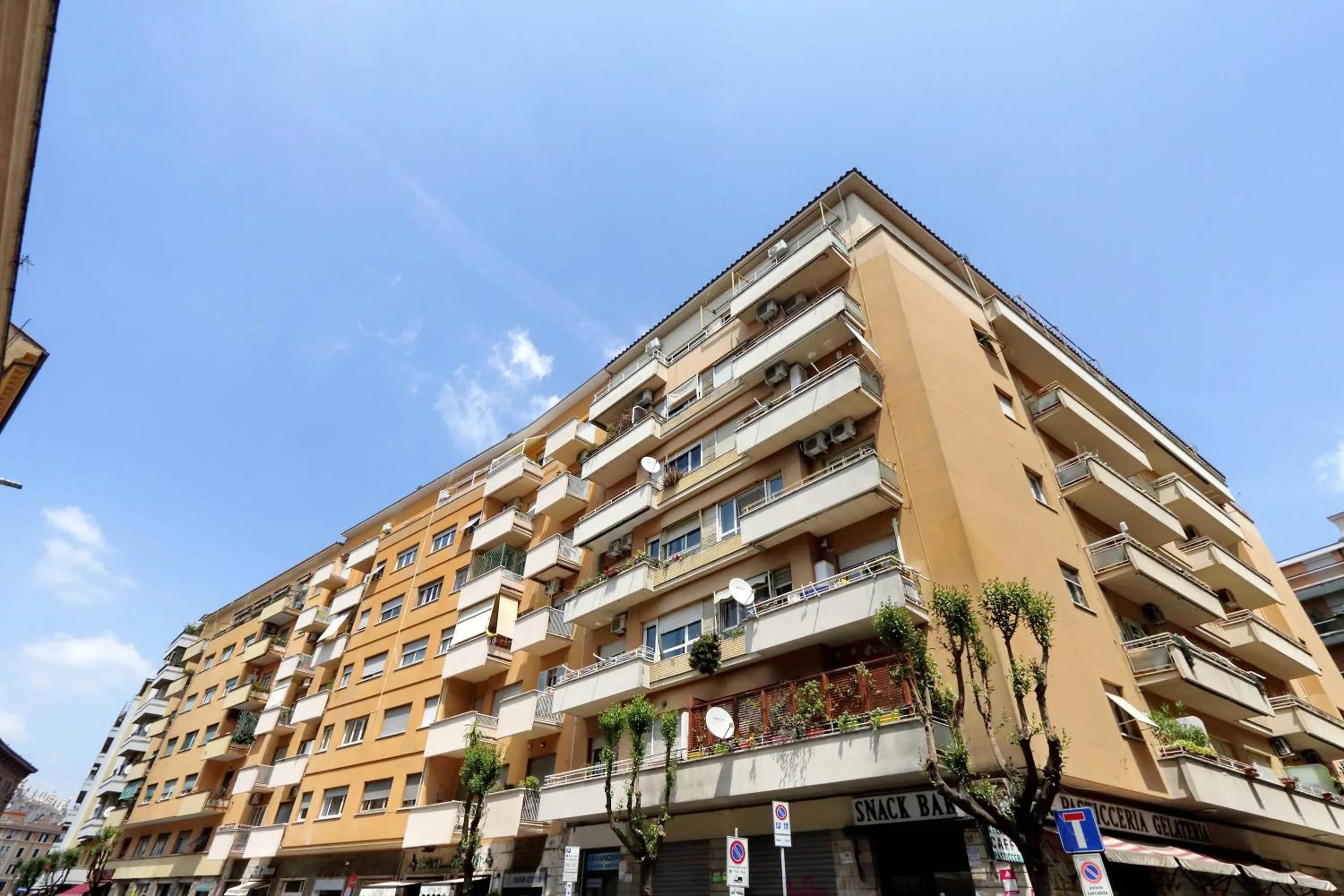 Property building in Merulana Suite S.Peter