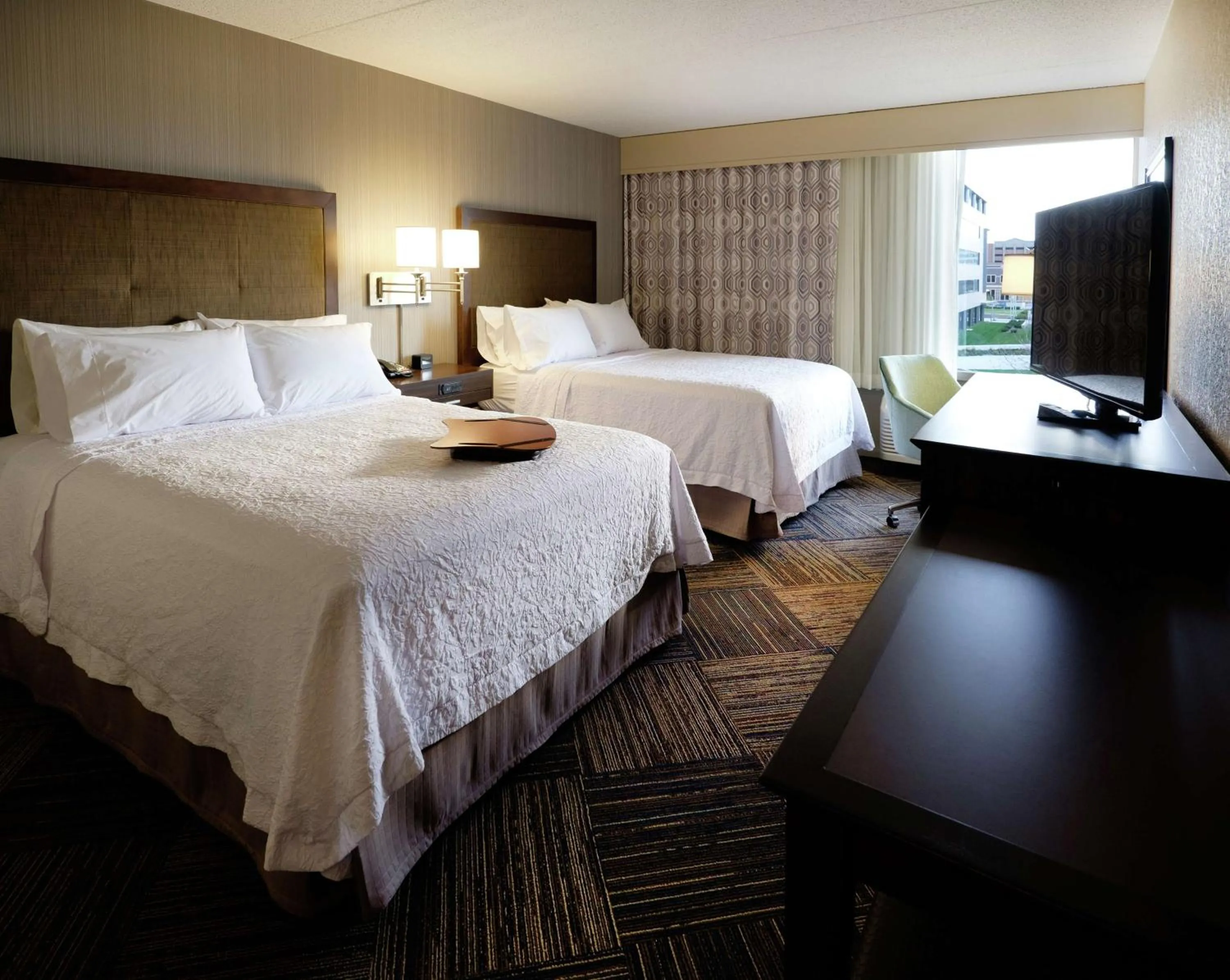 Bed in Hampton Inn Green Bay Downtown