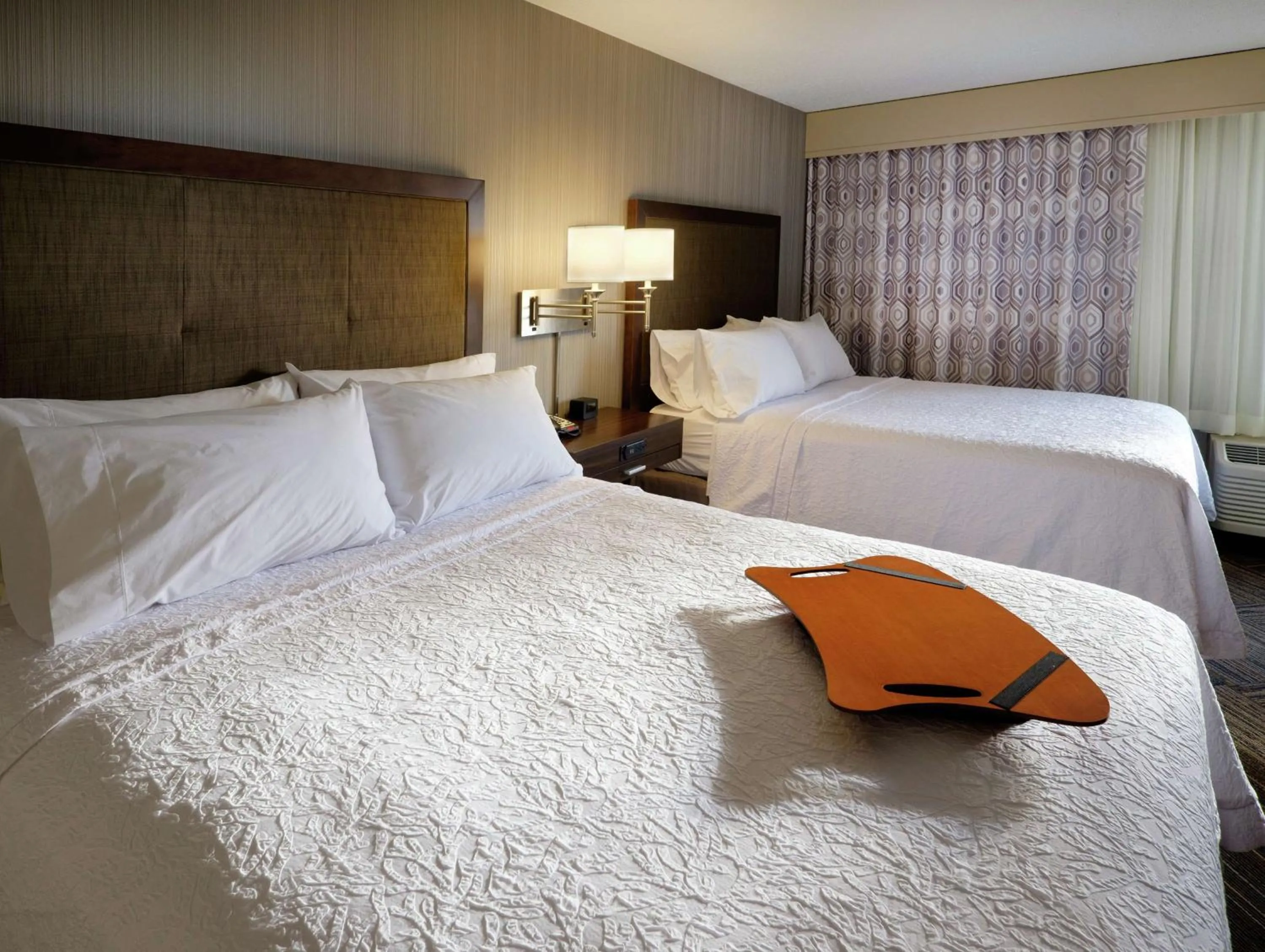 Bed in Hampton Inn Green Bay Downtown