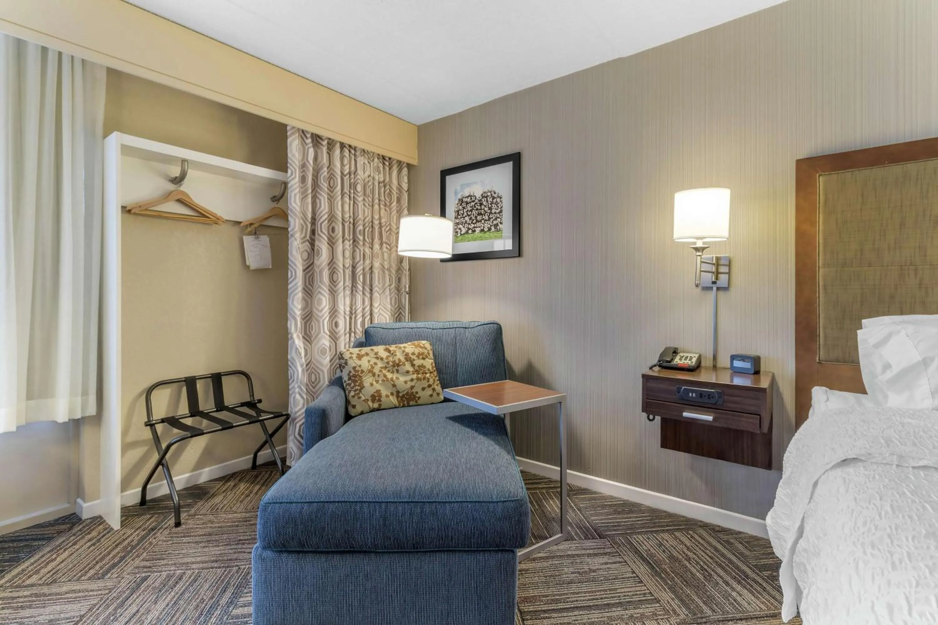 Living room in Hampton Inn Green Bay Downtown