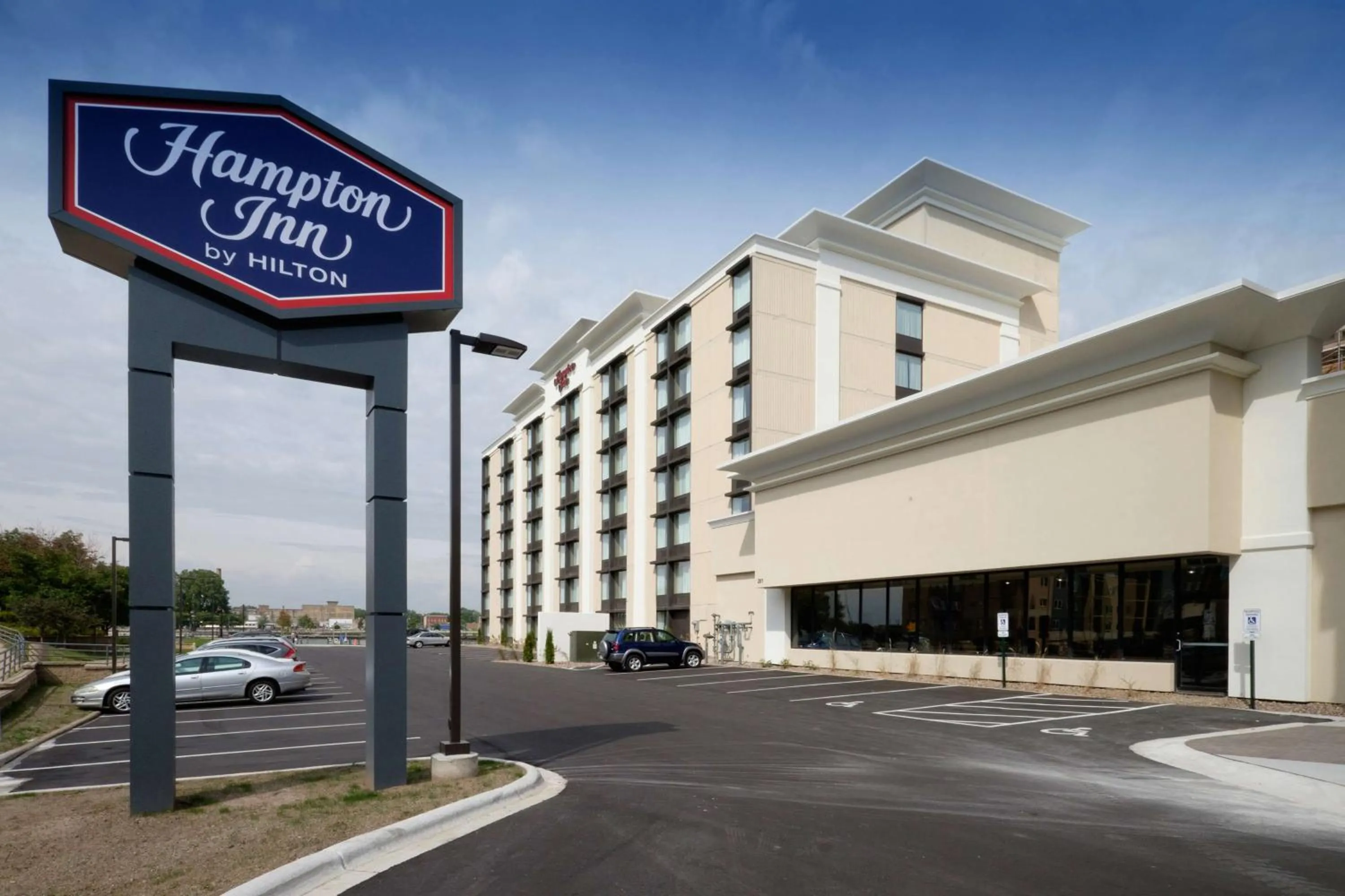 Property building in Hampton Inn Green Bay Downtown