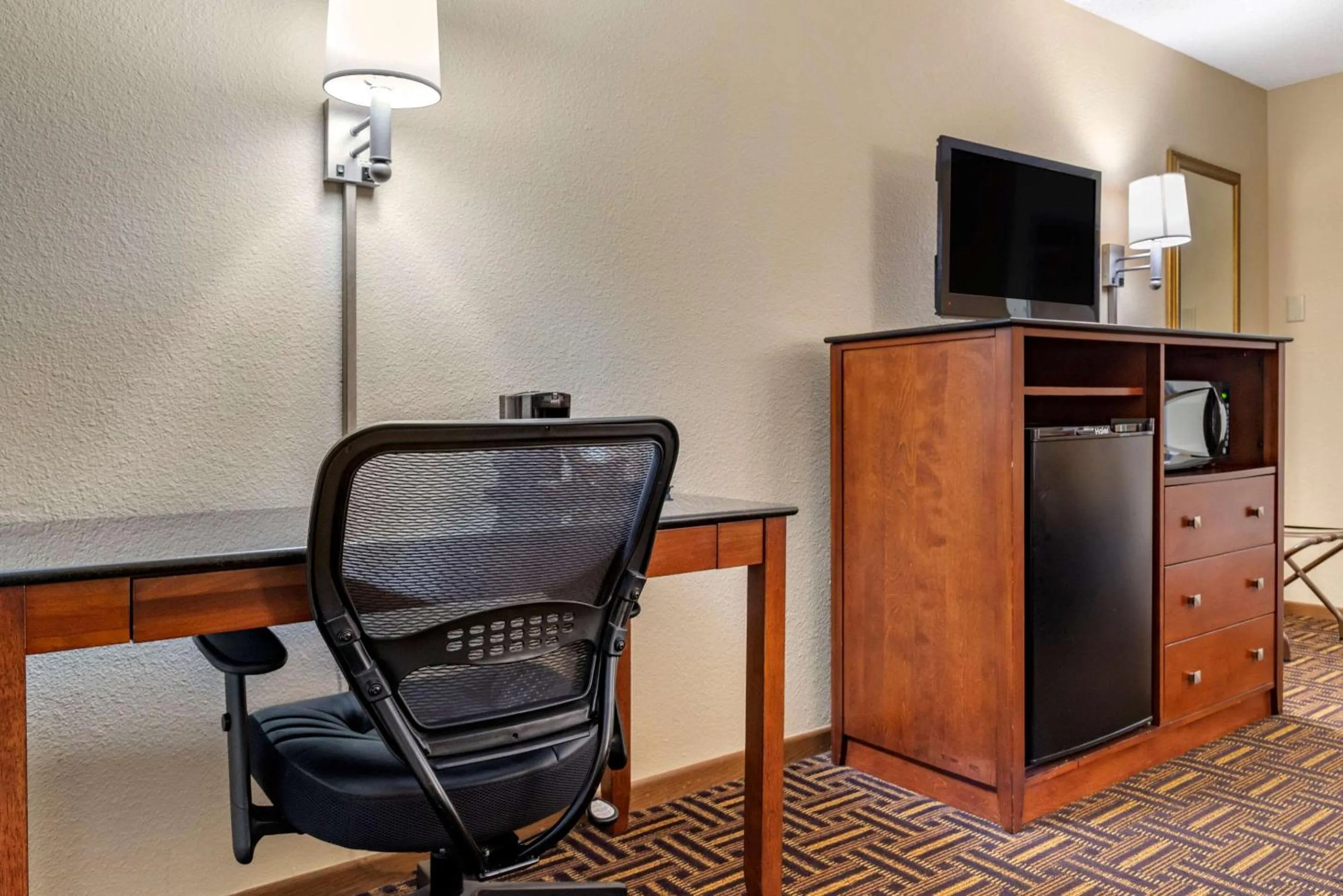 Photo of the whole room, Seating Area in Econo Lodge River Falls